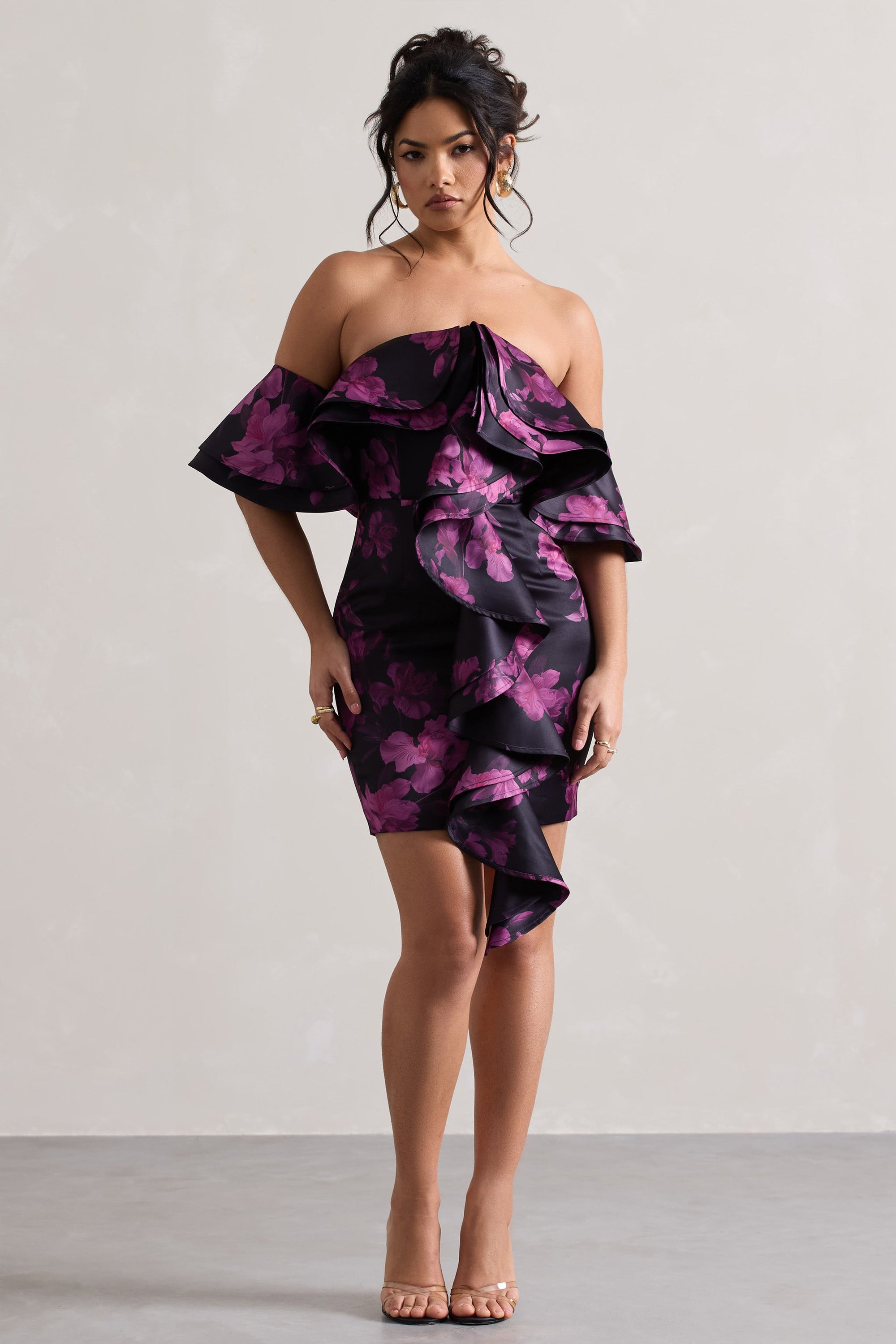 Aspen | Schwarzes Bardot-Minikleid mit Blumenmuster und Rüschen
