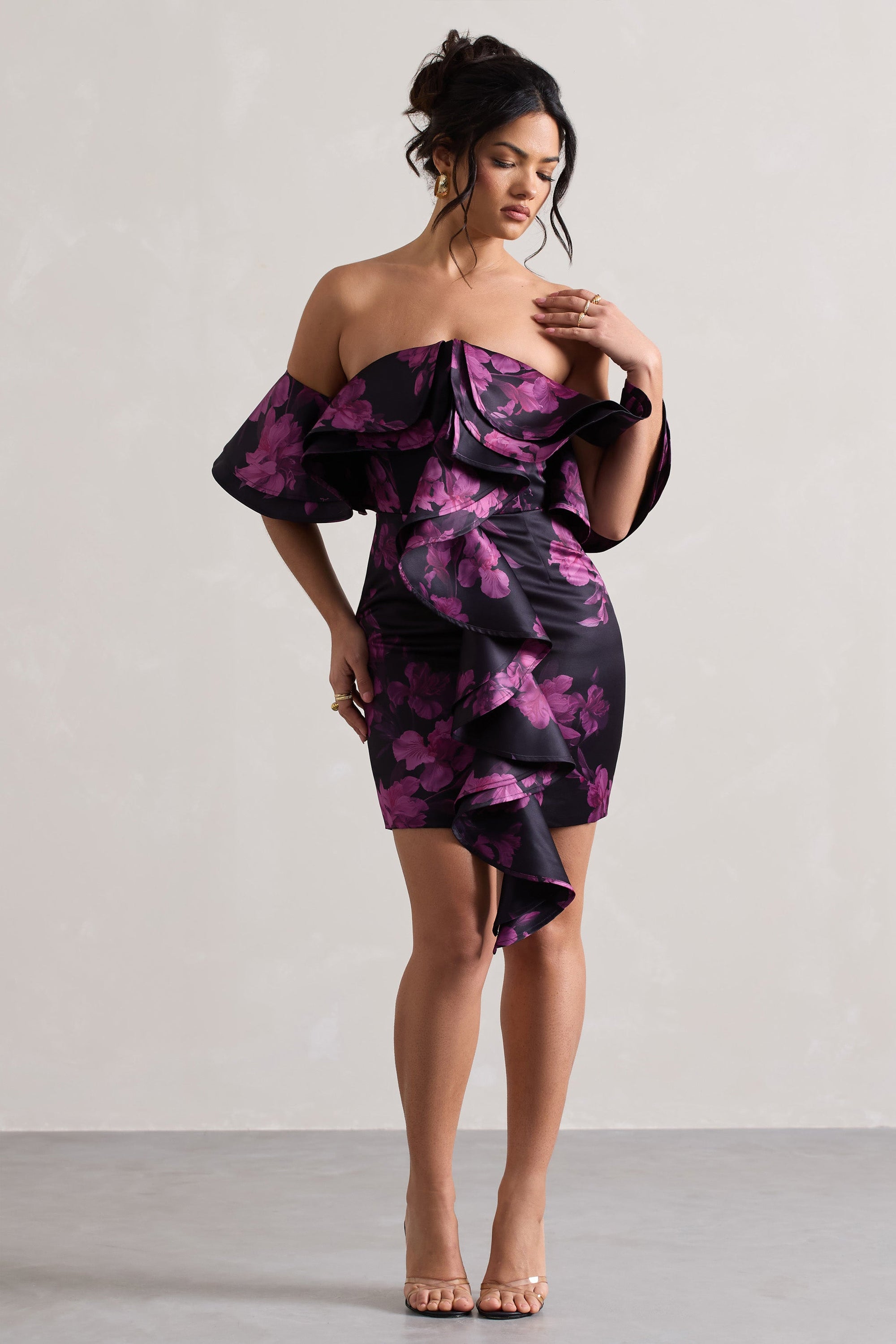 Aspen | Schwarzes Bardot-Minikleid mit Blumenmuster und Rüschen