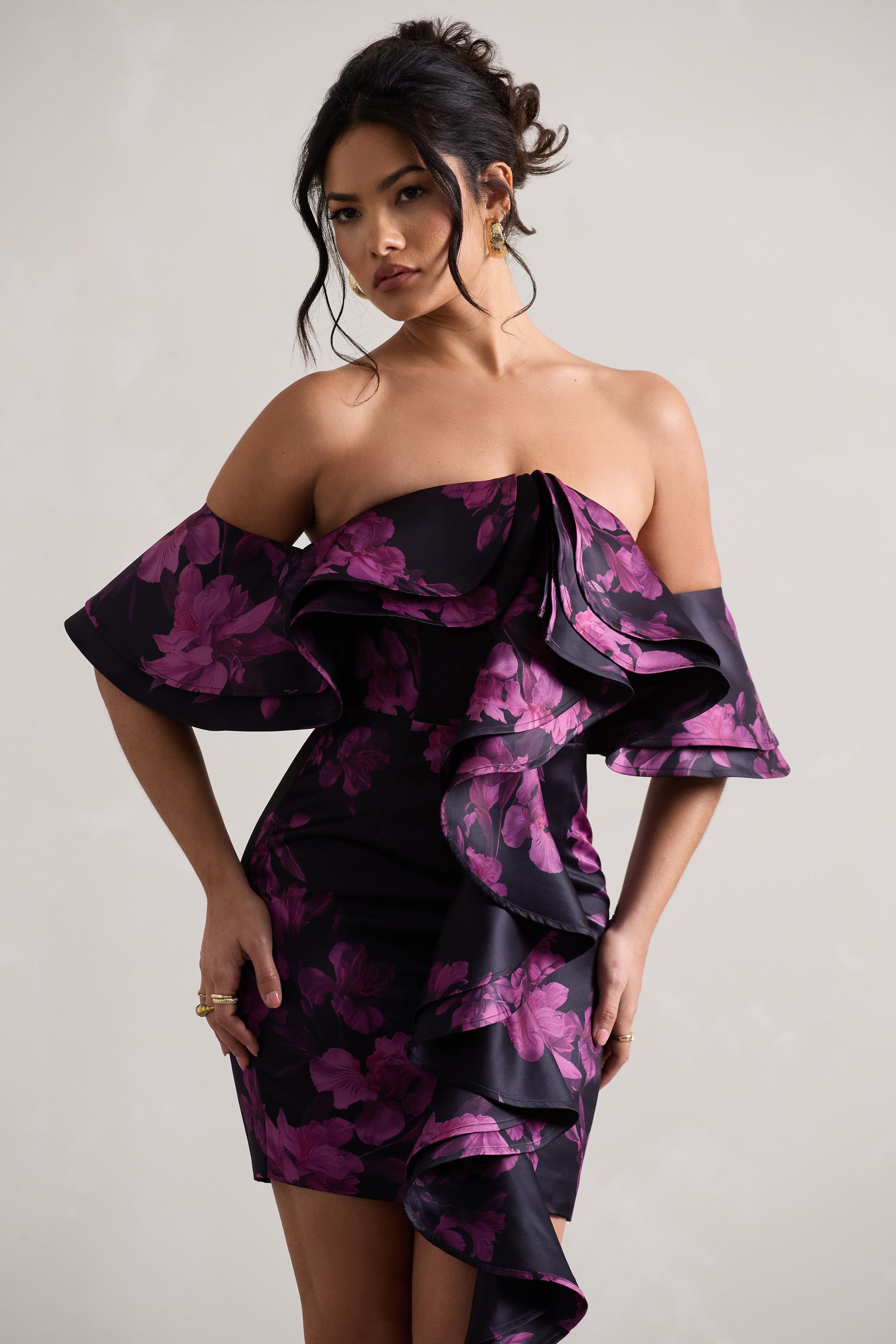 Aspen | Schwarzes Bardot-Minikleid mit Blumenmuster und Rüschen