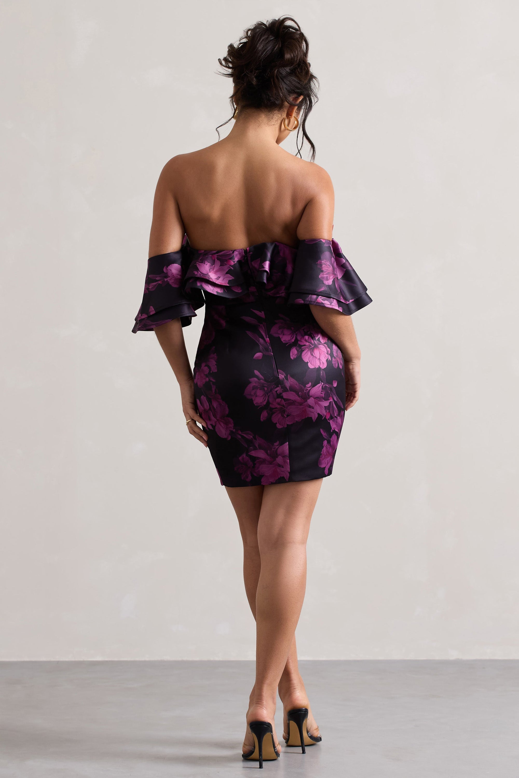 Aspen | Schwarzes Bardot-Minikleid mit Blumenmuster und Rüschen