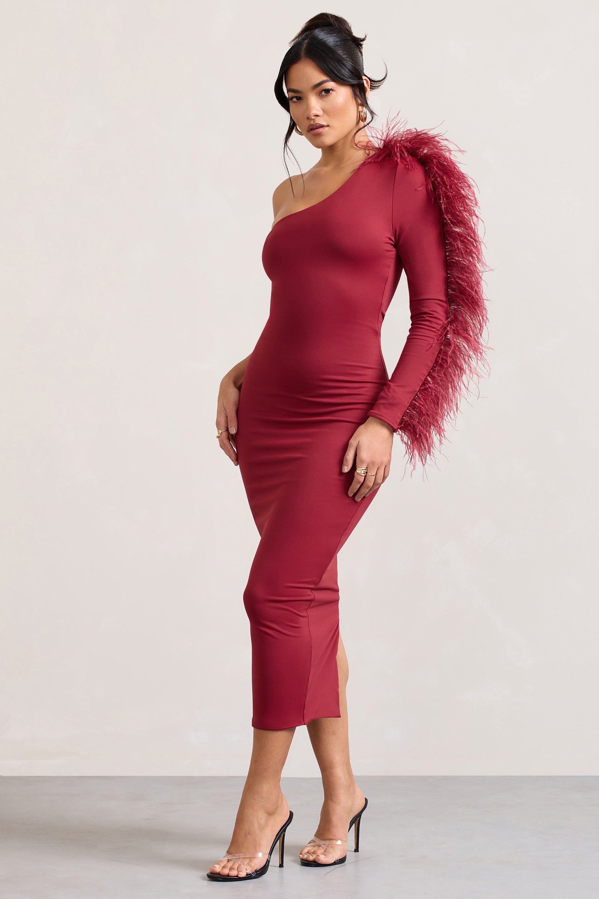 Wild One | Burgunderrotes Ein-Schulter-Midikleid mit Federsaum