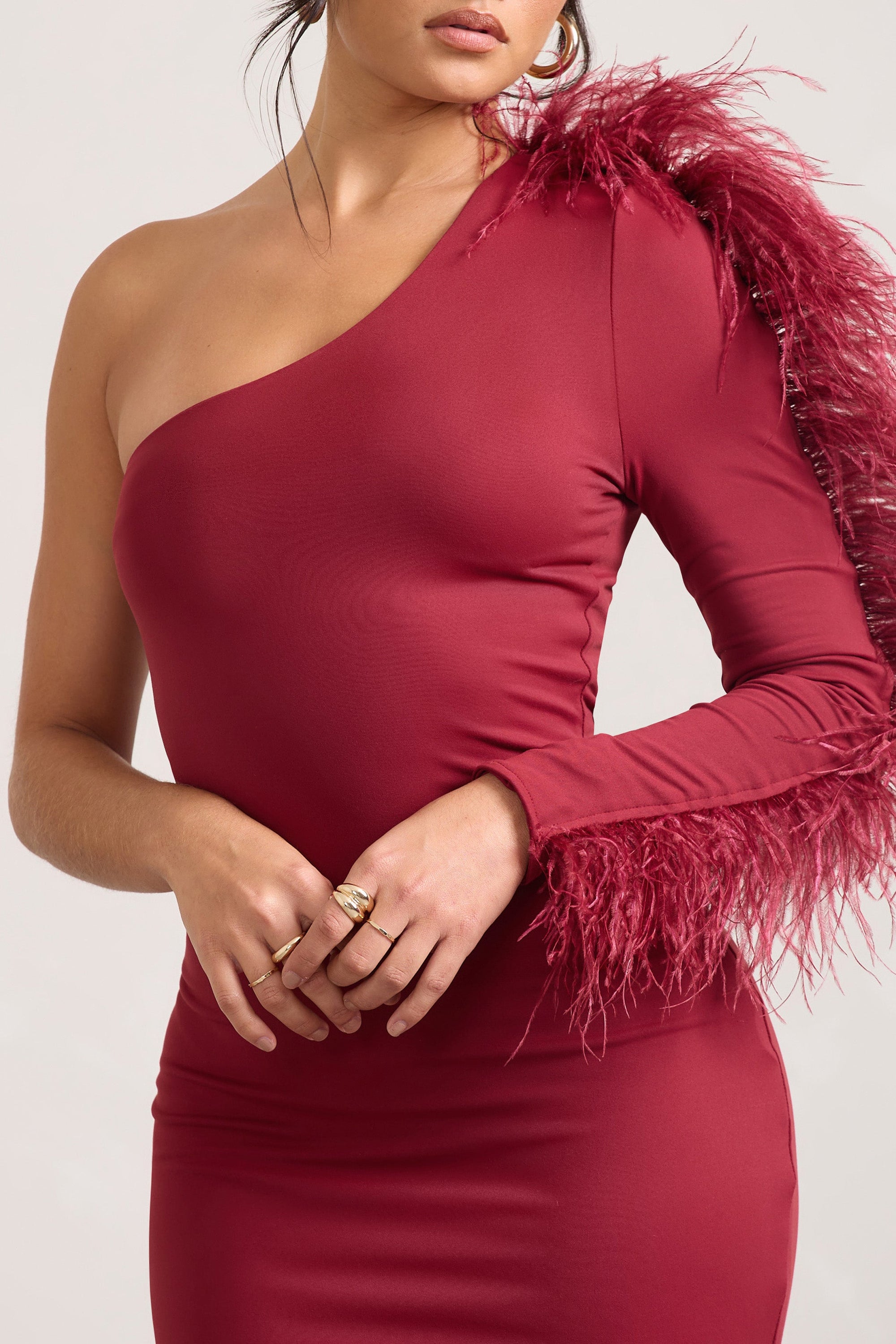 Wild One | Burgunderrotes Ein-Schulter-Midikleid mit Federsaum