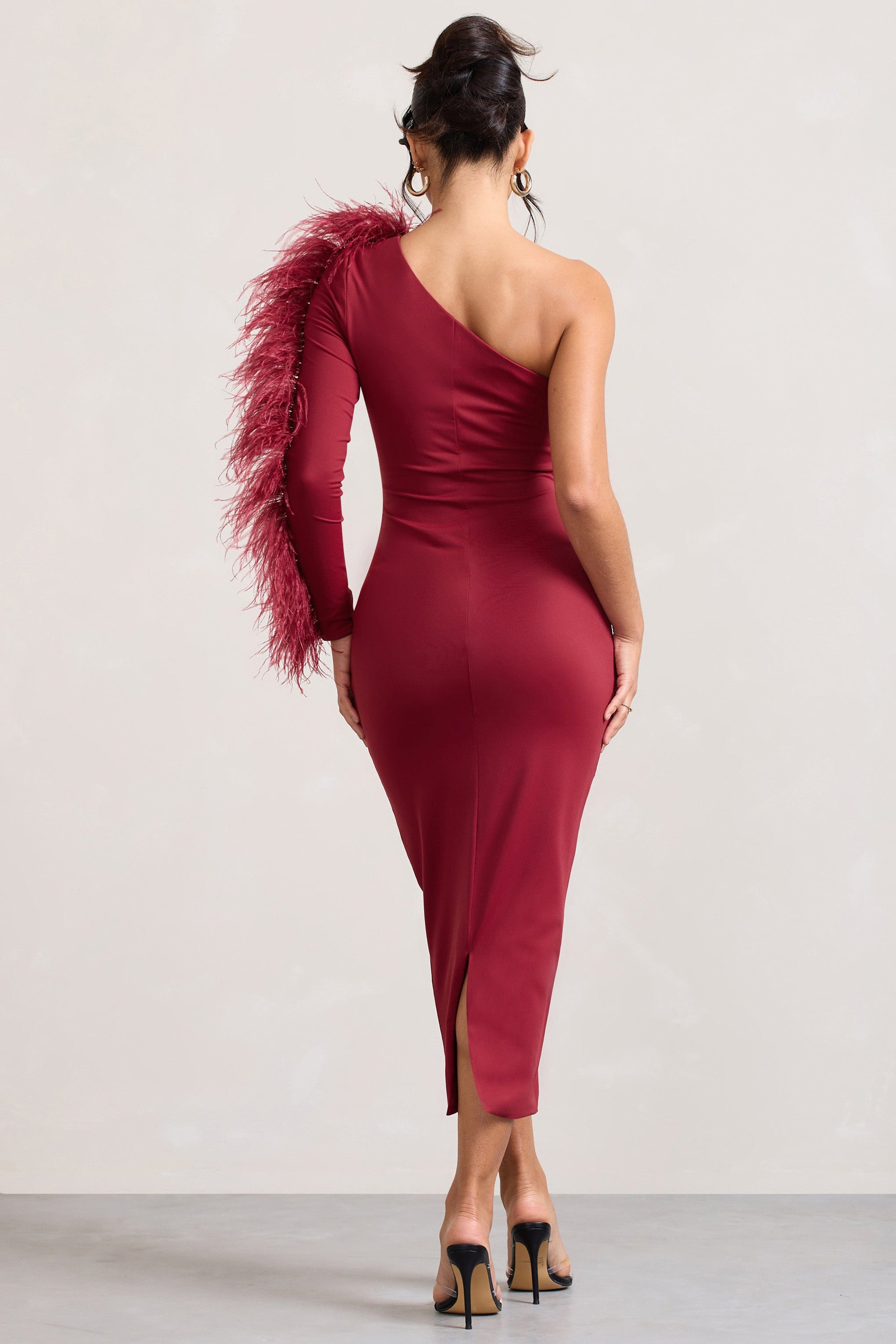 Wild One | Burgunderrotes Ein-Schulter-Midikleid mit Federsaum
