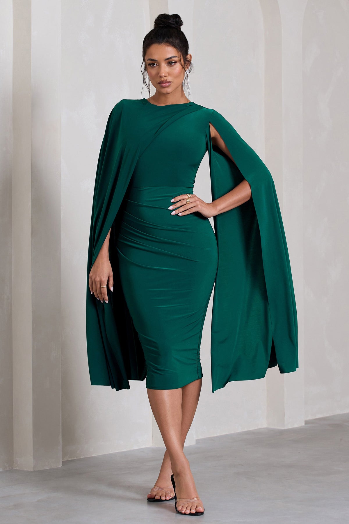 Marysol | Smaragdgrünes Midikleid mit asymmetrischen Cape-Ärmeln