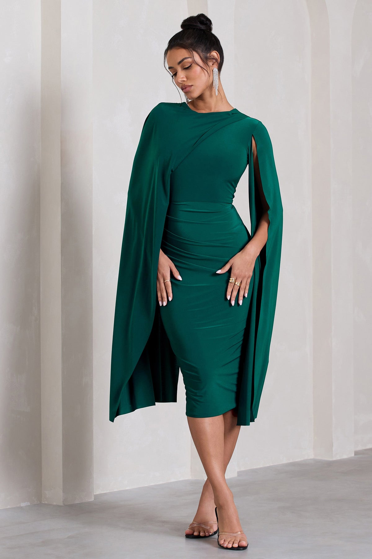 Marysol | Smaragdgrünes Midikleid mit asymmetrischen Cape-Ärmeln