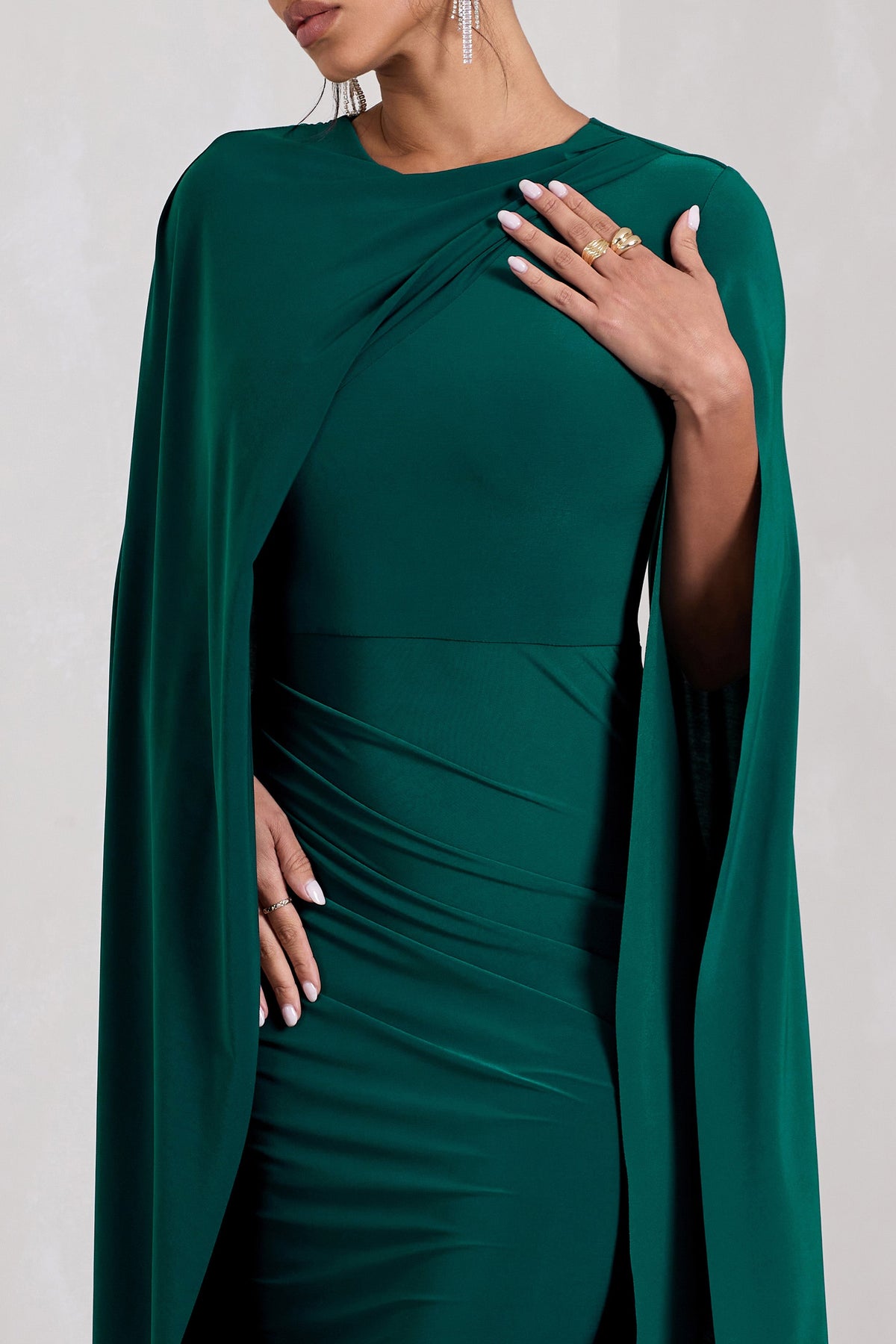 Marysol | Smaragdgrünes Midikleid mit asymmetrischen Cape-Ärmeln