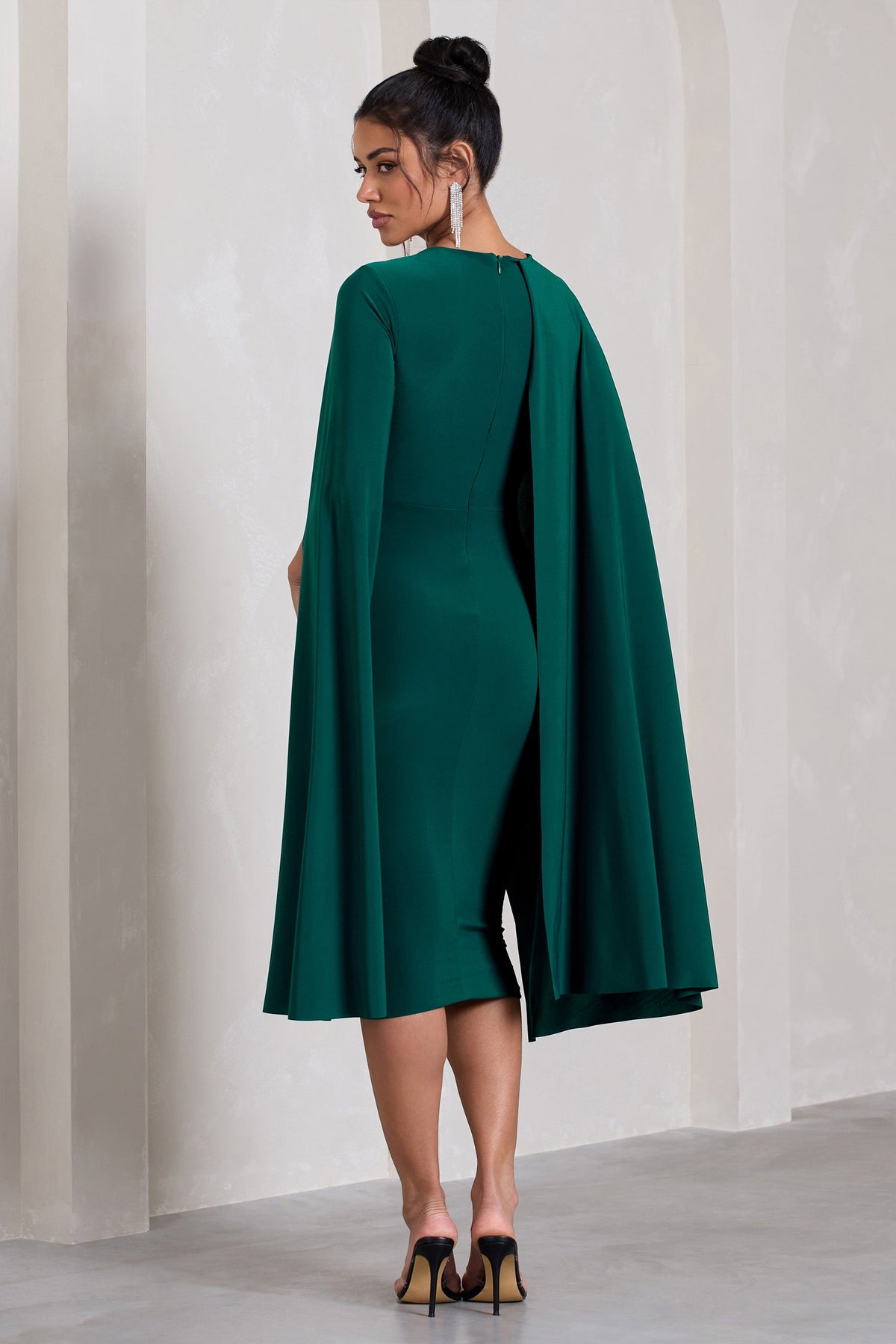 Marysol | Smaragdgrünes Midikleid mit asymmetrischen Cape-Ärmeln