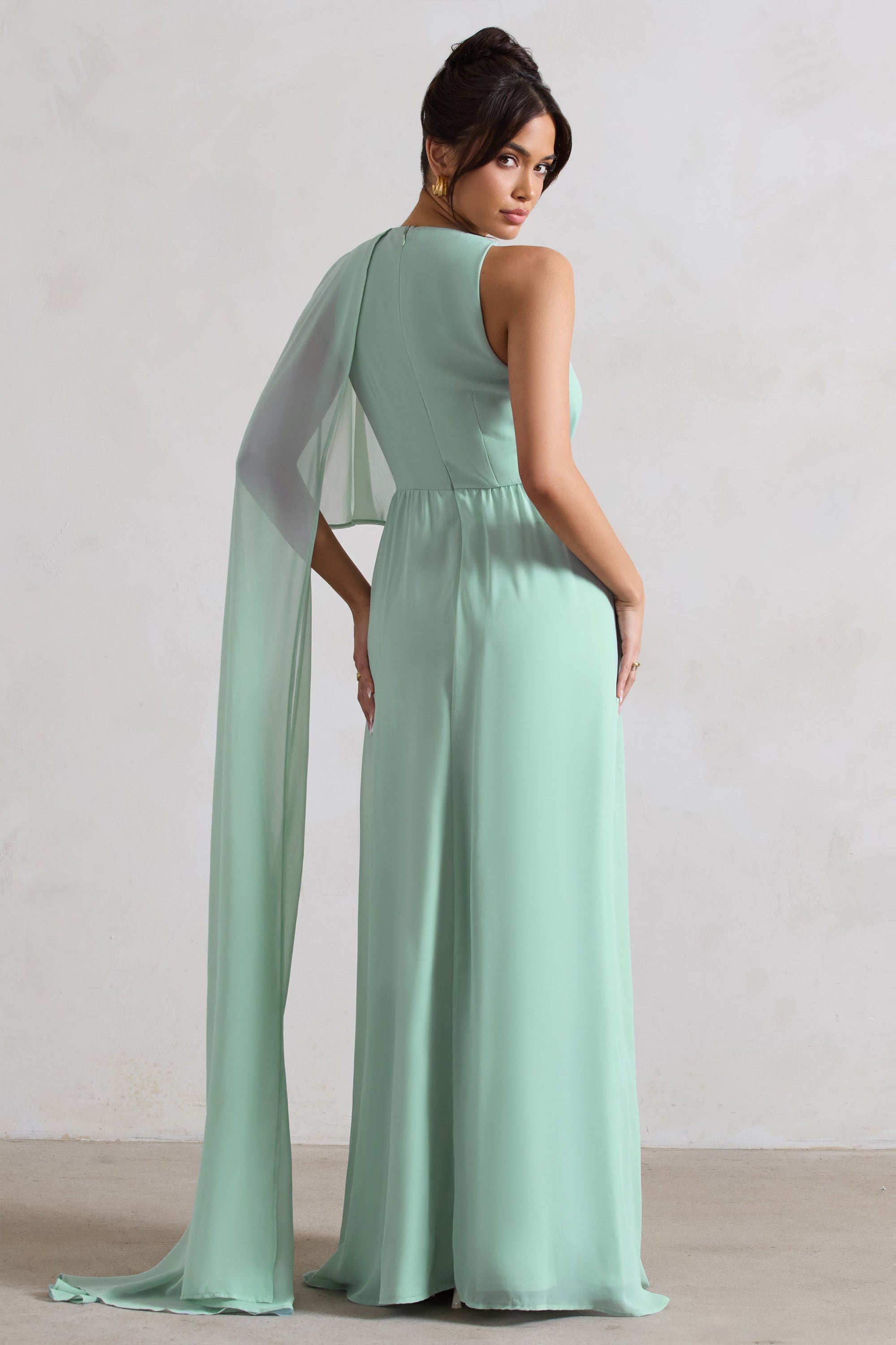 Fairytale | Sagefarbenes Chiffon-Maxikleid mit tiefem V-Ausschnitt und Capeärmeln