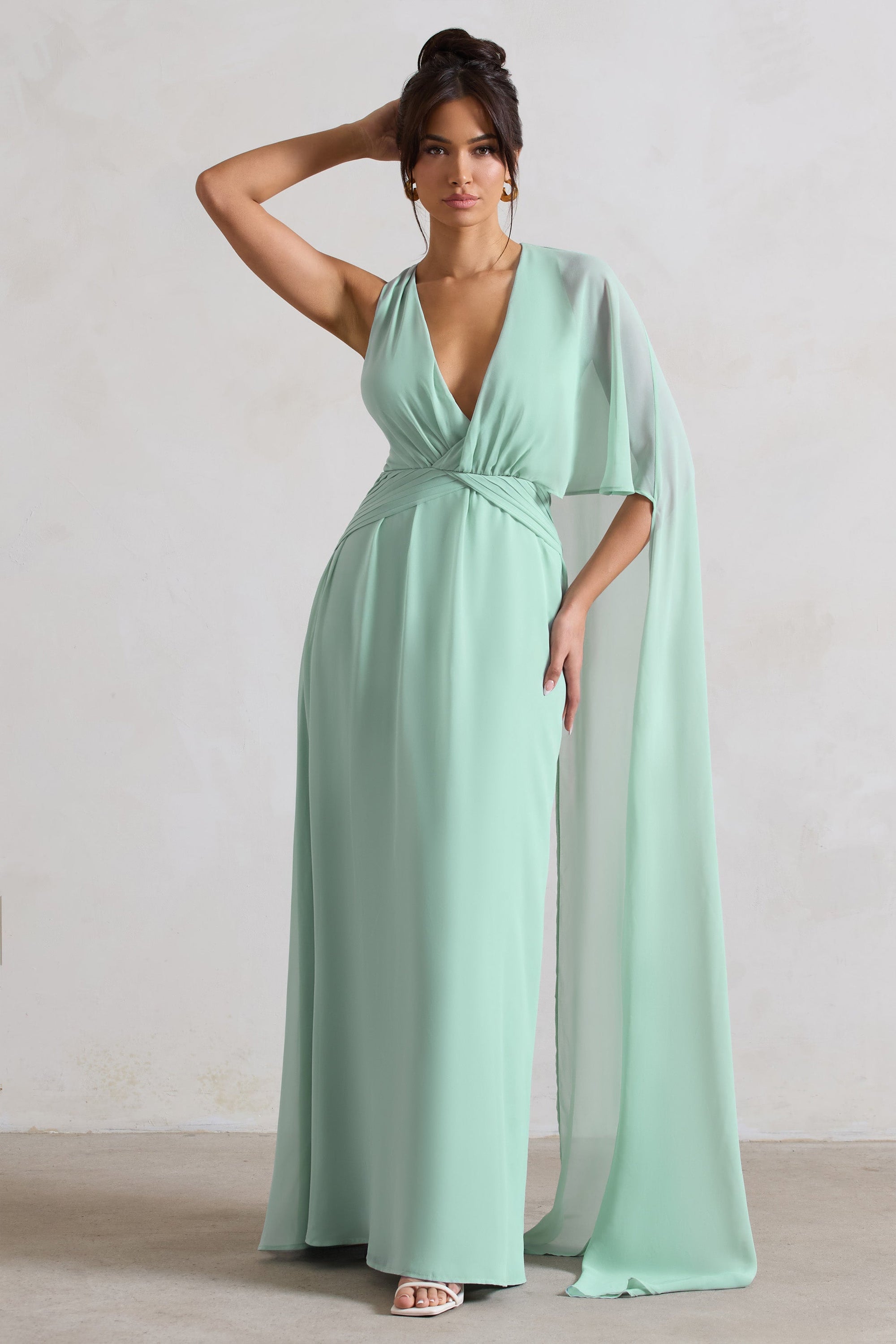Fairytale | Sagefarbenes Chiffon-Maxikleid mit tiefem V-Ausschnitt und Capeärmeln