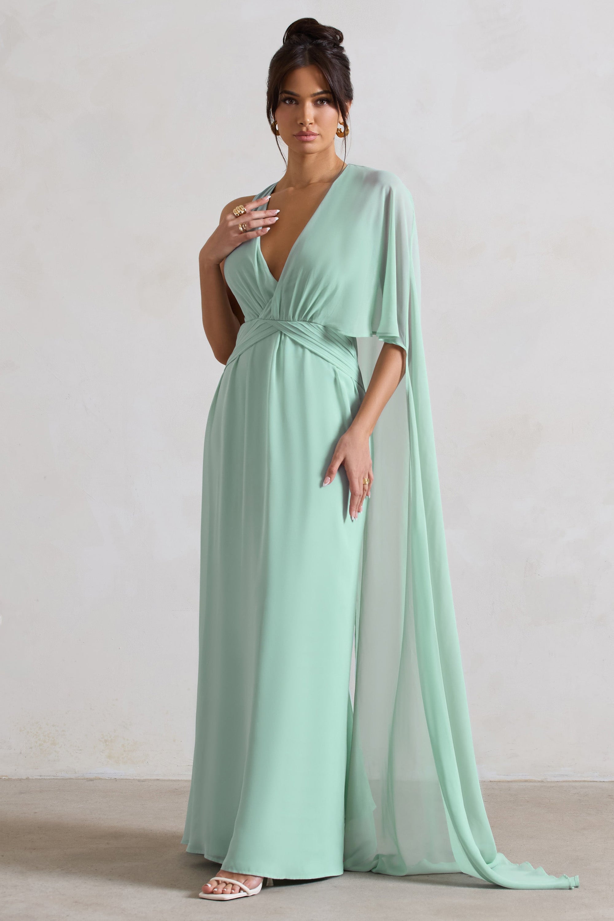 Fairytale | Sagefarbenes Chiffon-Maxikleid mit tiefem V-Ausschnitt und Capeärmeln