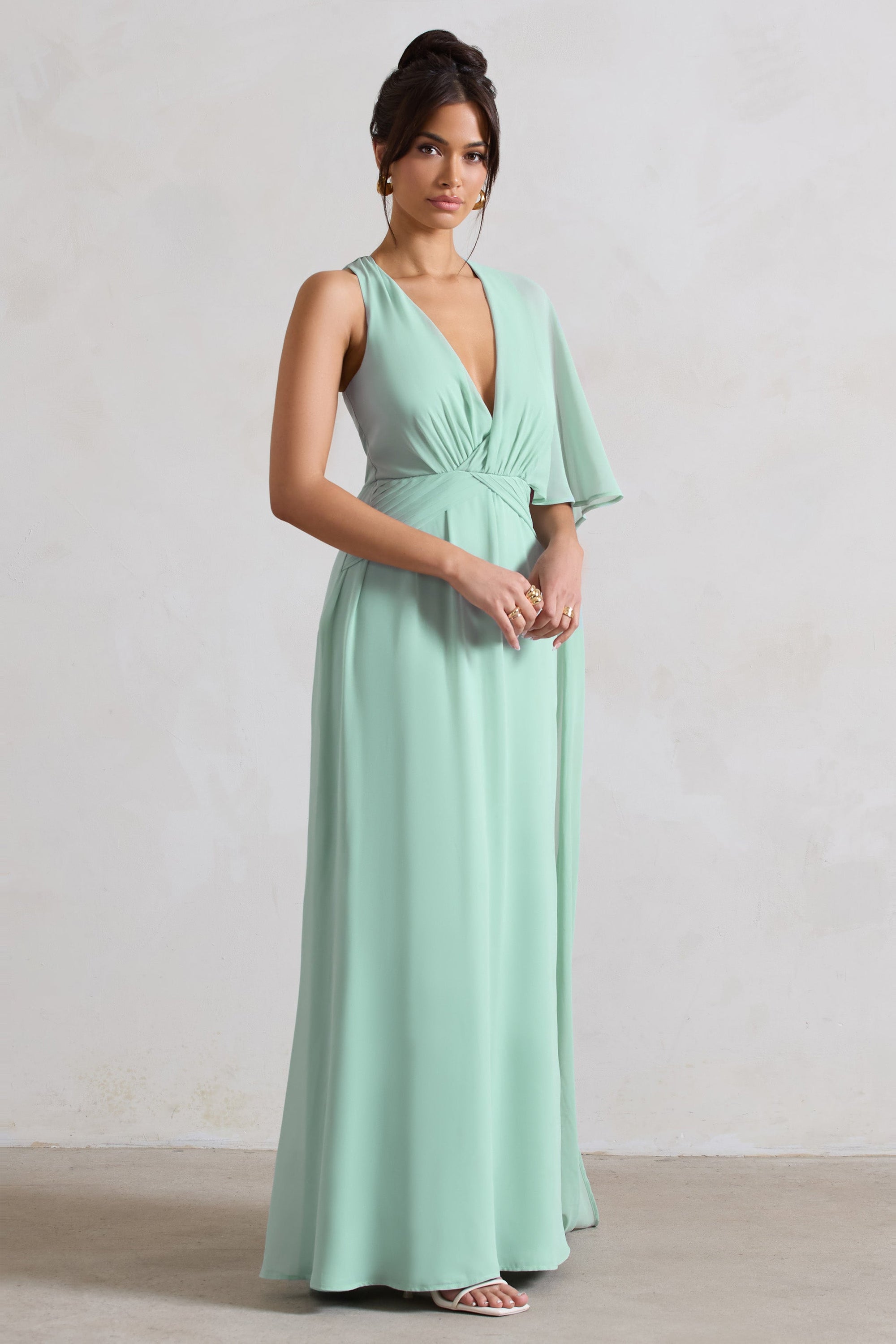 Fairytale | Sagefarbenes Chiffon-Maxikleid mit tiefem V-Ausschnitt und Capeärmeln