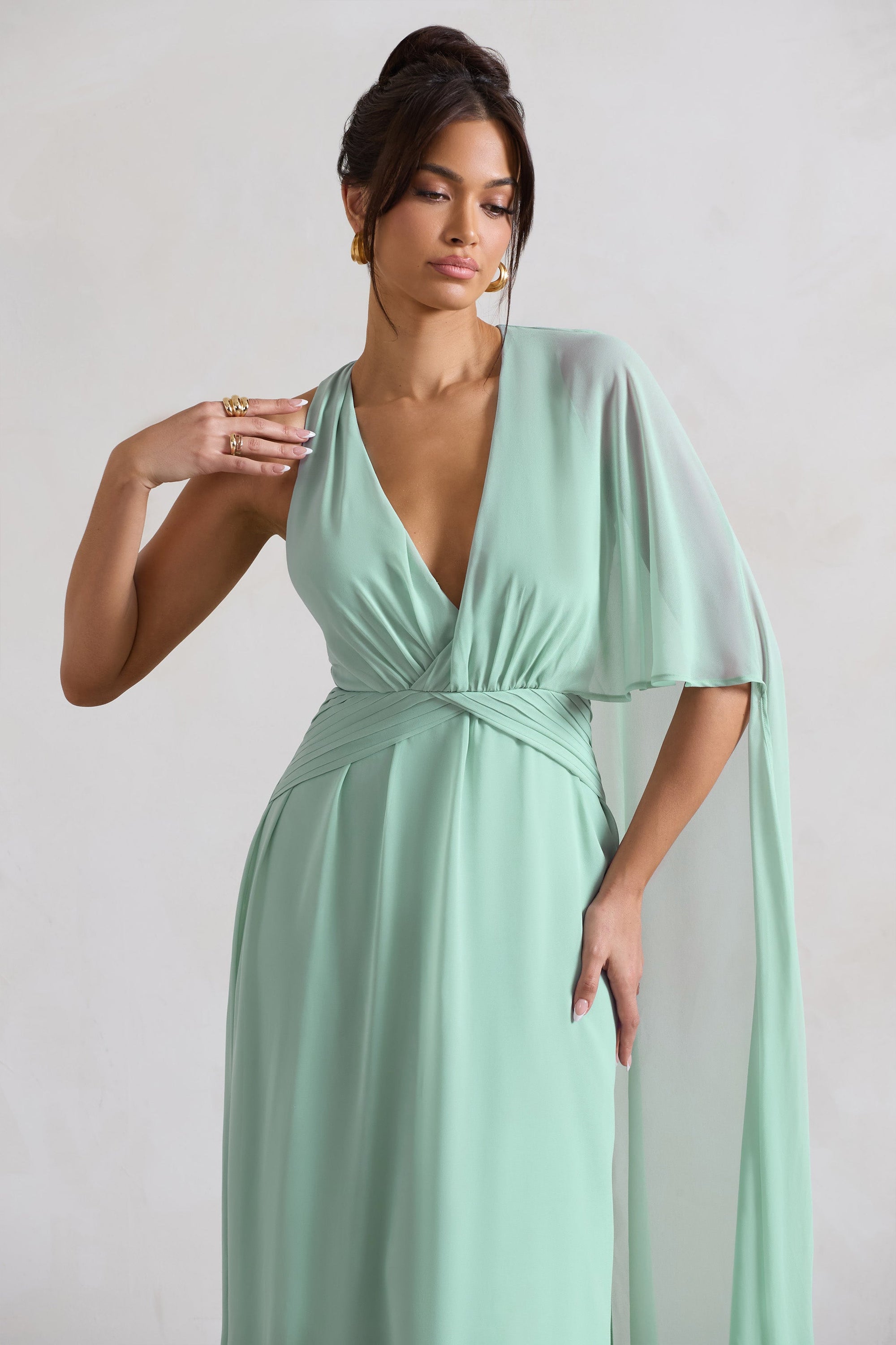 Fairytale | Sagefarbenes Chiffon-Maxikleid mit tiefem V-Ausschnitt und Capeärmeln