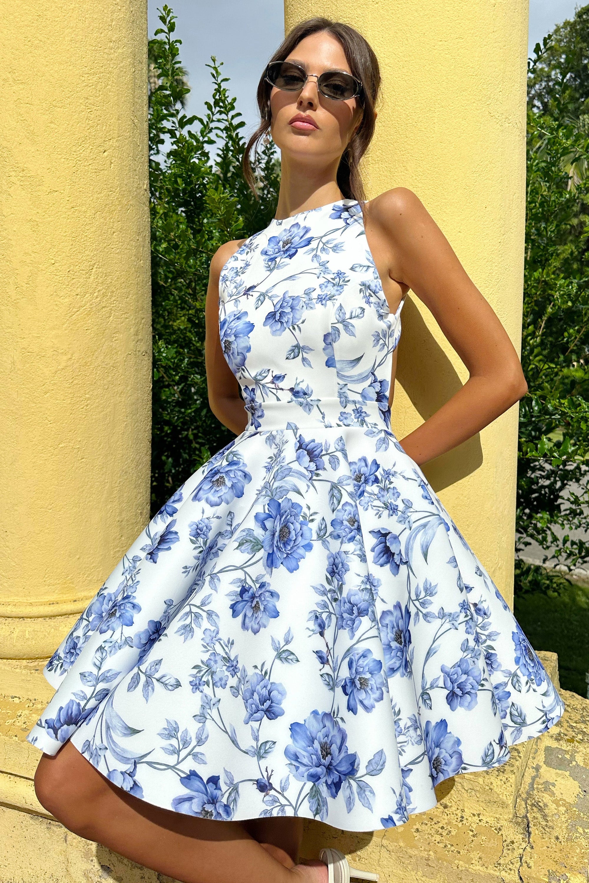 Waverly | Blaues Skater-Minikleid mit floralem Muster, Racer-Ausschnitt und offenem Rücken