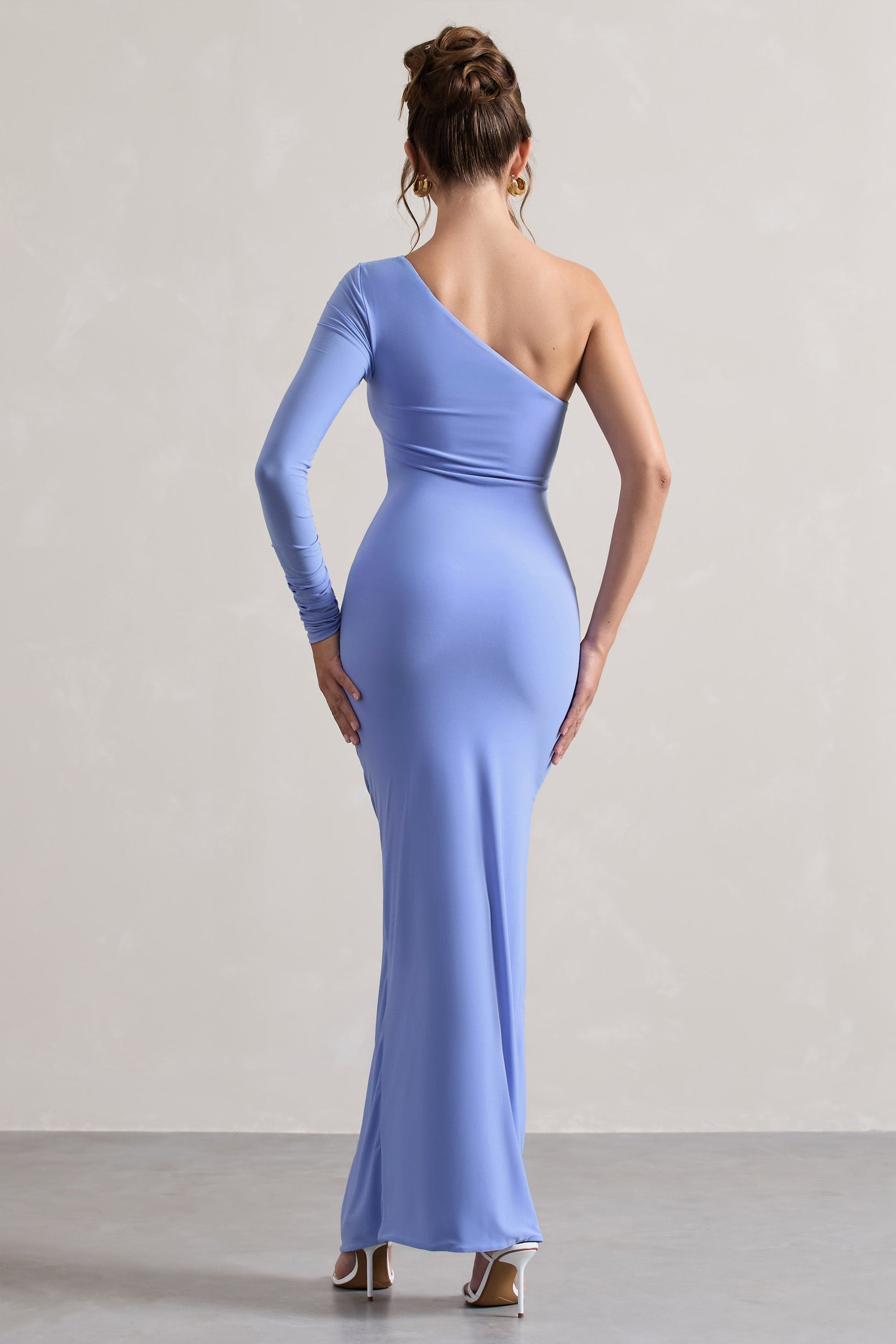 Anima | Hellblaues asymmetrisches Maxikleid mit Raffungen und einem Ärmel.