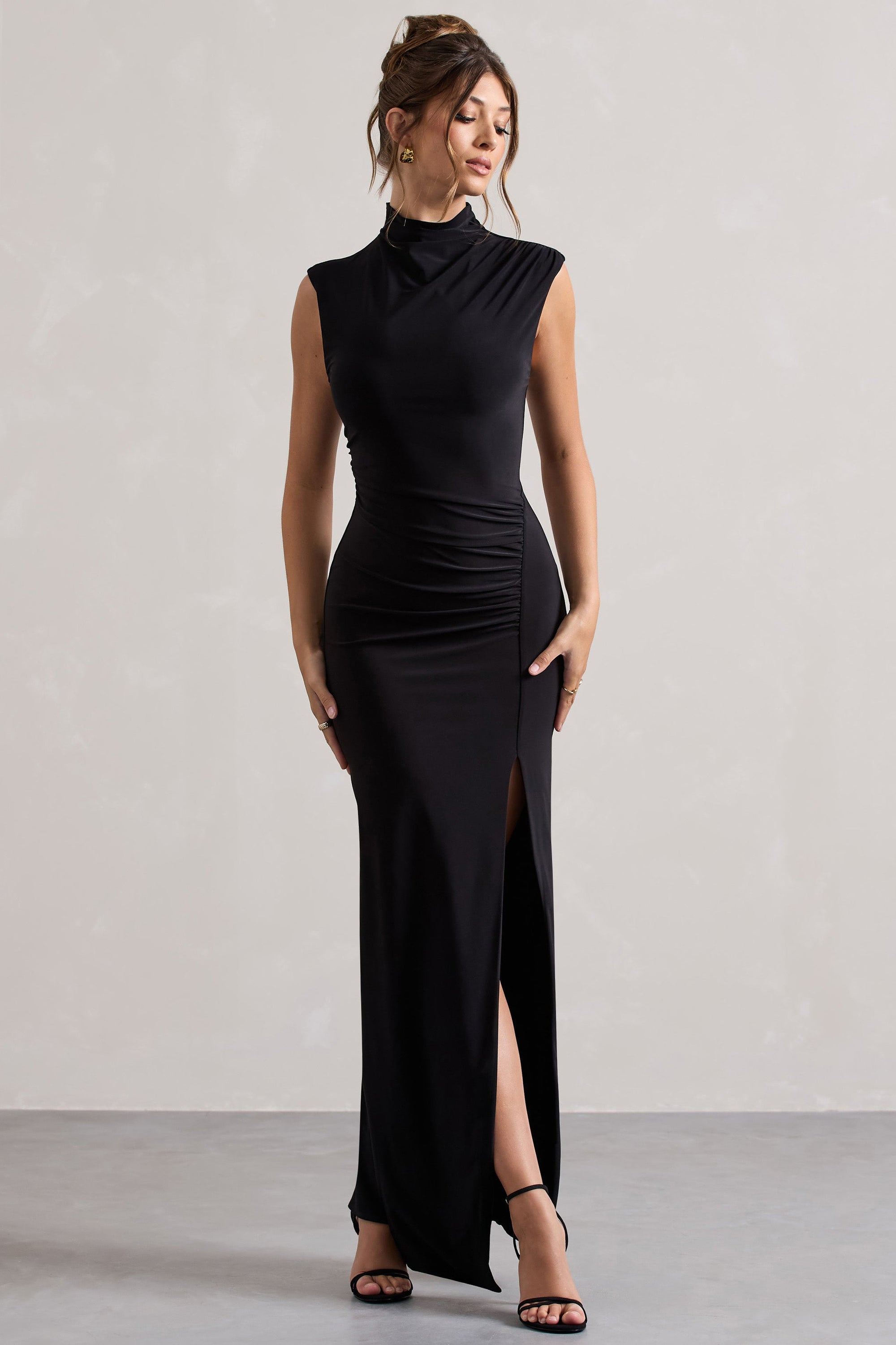 Lanetta | Schwarzes Maxikleid mit Raffung, hohem Kragen und Schlitz