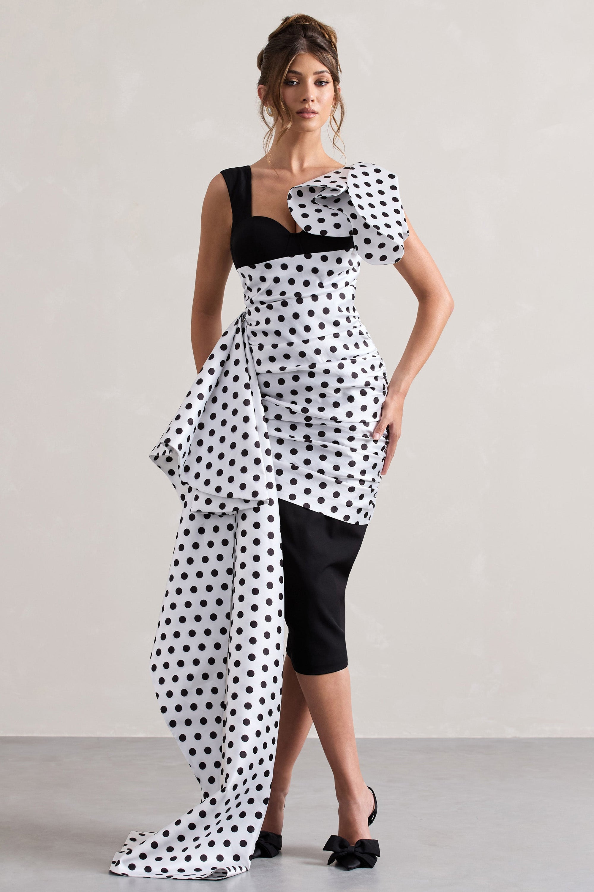 Unattainable | Schwarzes Wickel-Midikleid mit Polka-Dots und voluminösem Drapierungseffekt.
