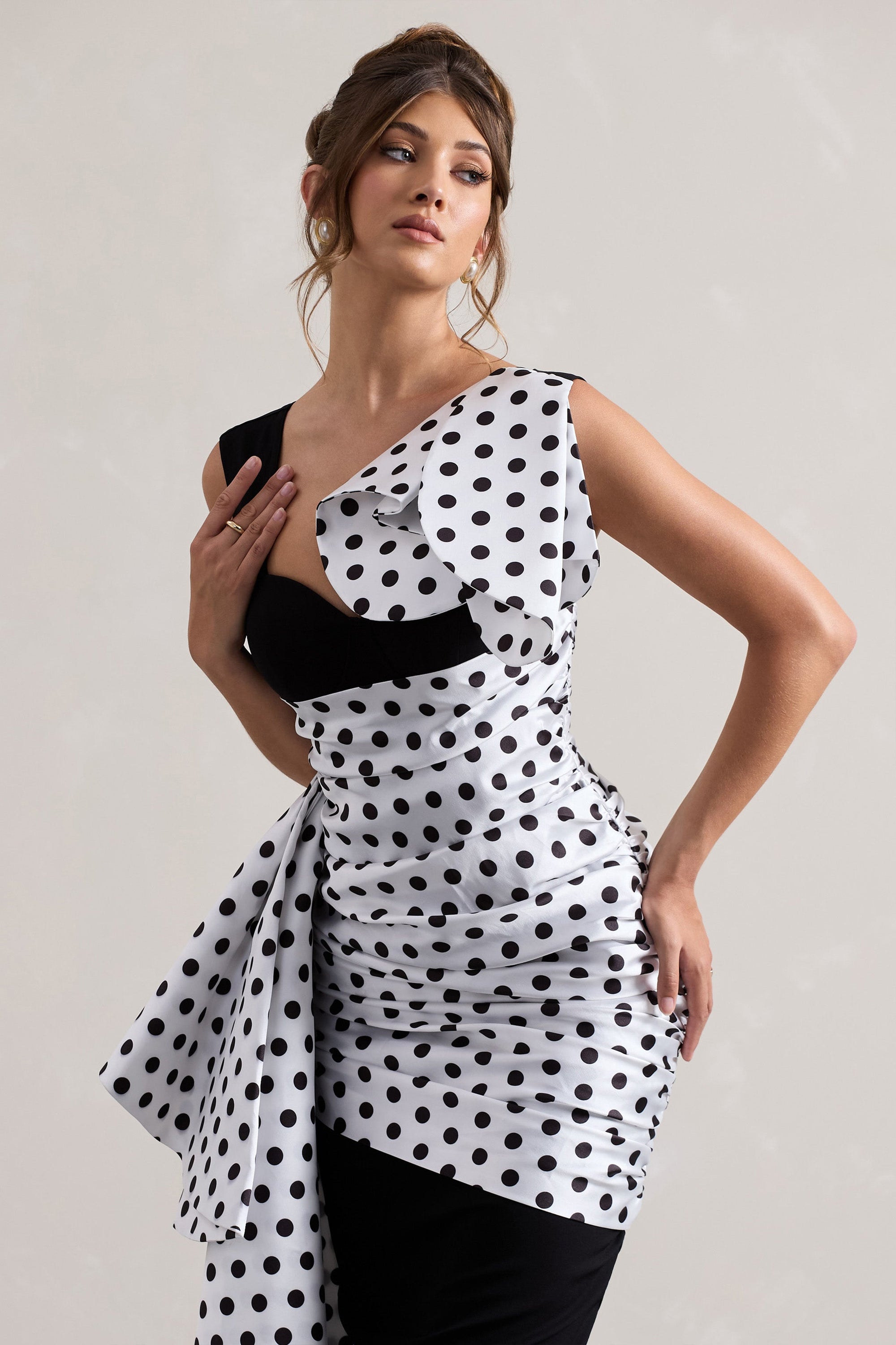 Unattainable | Schwarzes Wickel-Midikleid mit Polka-Dots und voluminösem Drapierungseffekt.
