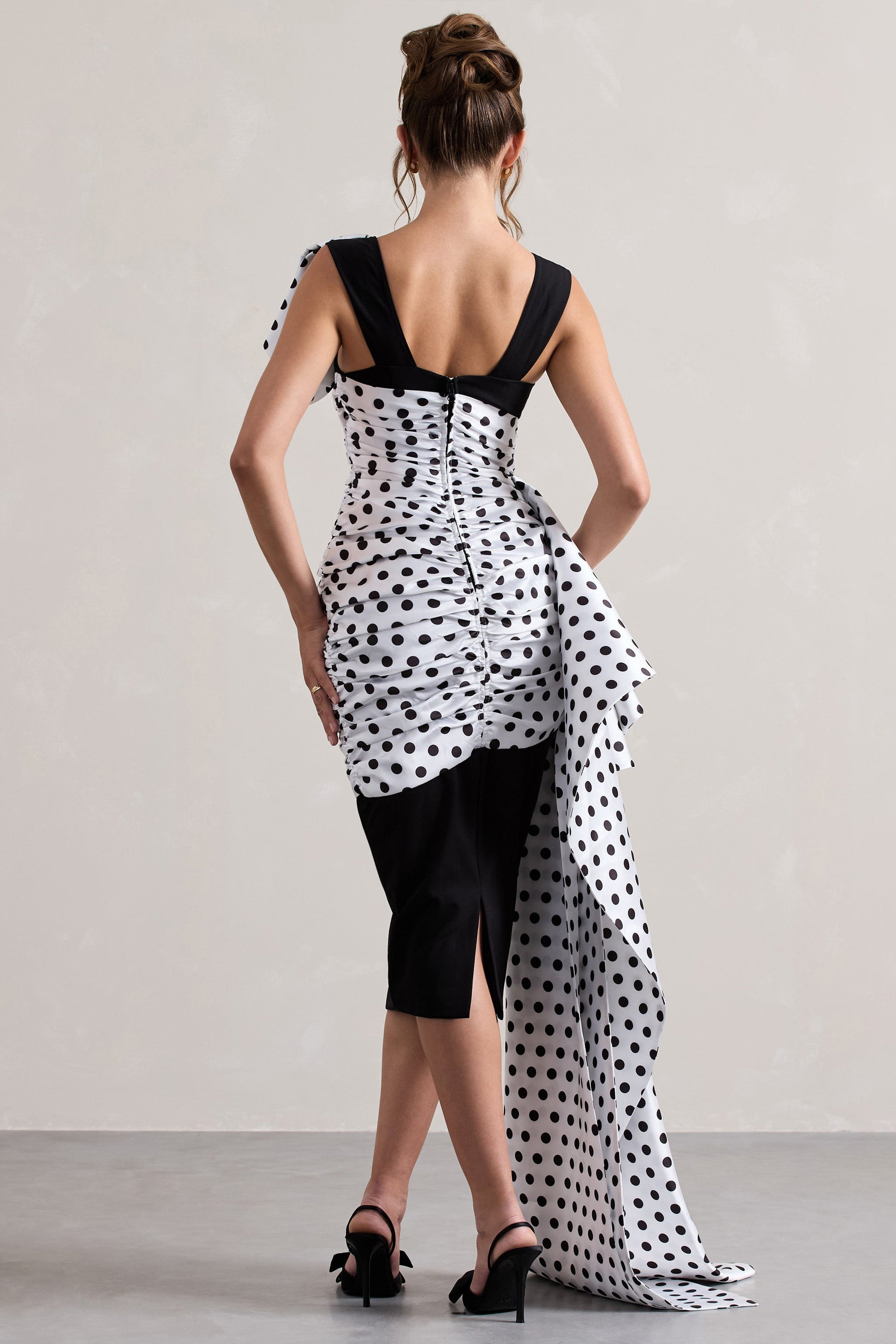 Unattainable | Schwarzes Wickel-Midikleid mit Polka-Dots und voluminösem Drapierungseffekt.
