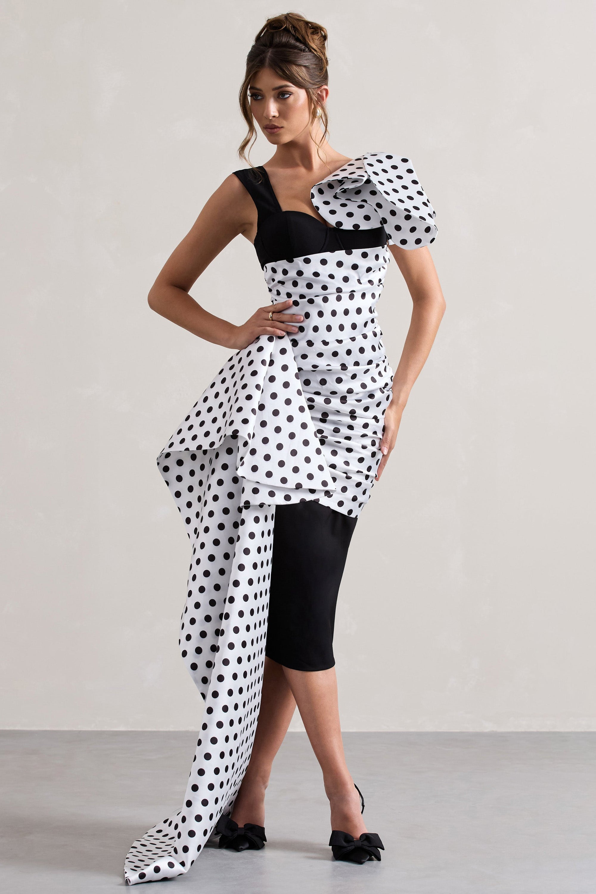 Unattainable | Schwarzes Wickel-Midikleid mit Polka-Dots und voluminösem Drapierungseffekt.
