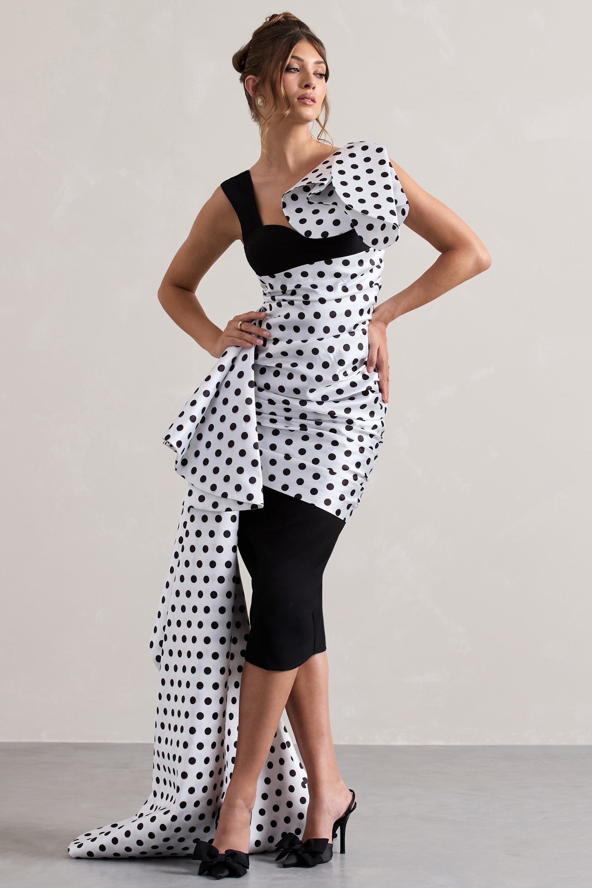Unattainable | Schwarzes Wickel-Midikleid mit Polka-Dots und voluminösem Drapierungseffekt.