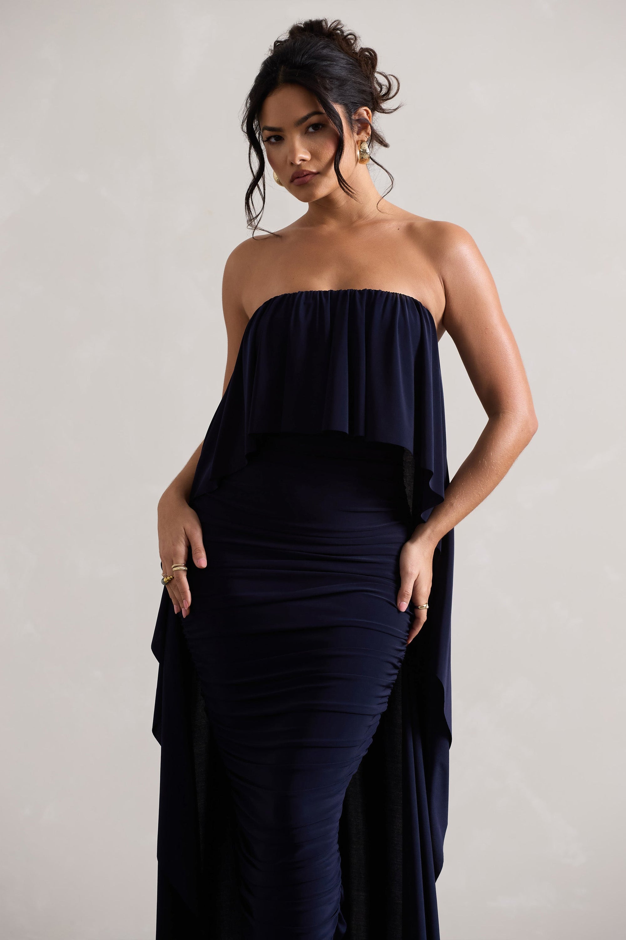 Upon A Time | Marineblaues, gerafftes Bandeau-Midikleid mit Umhang