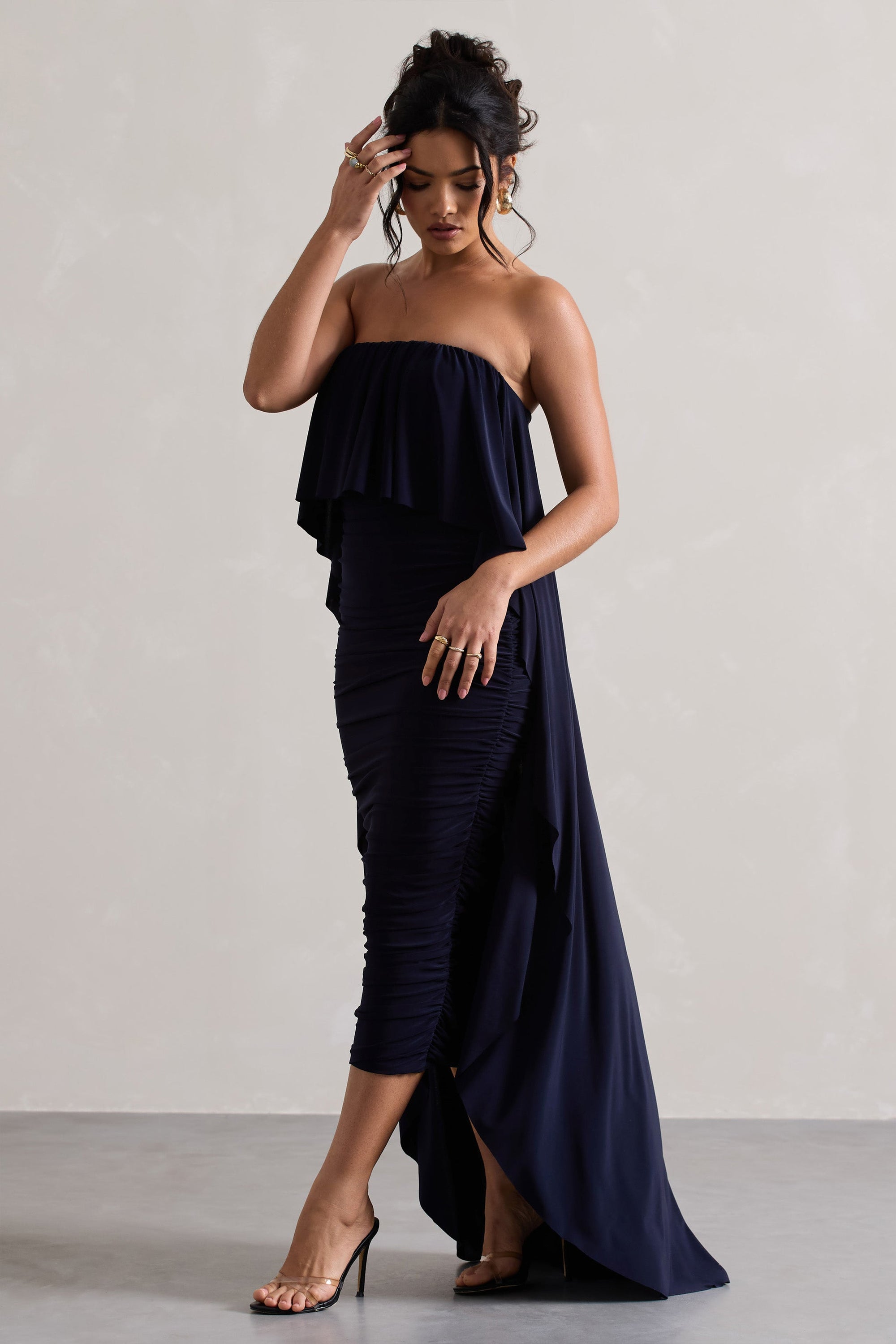 Upon A Time | Marineblaues, gerafftes Bandeau-Midikleid mit Umhang