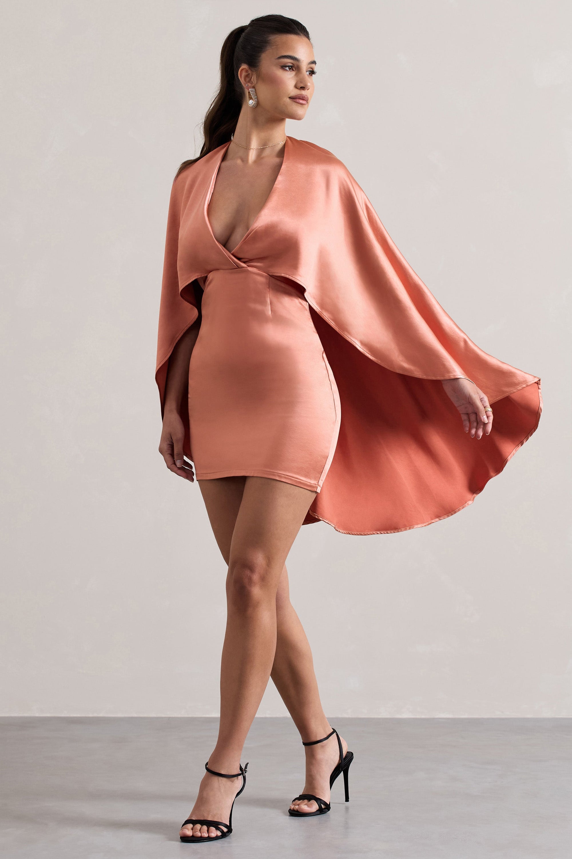 Olsen | Coral Satin Cape-Minikleid mit tiefem Ausschnitt