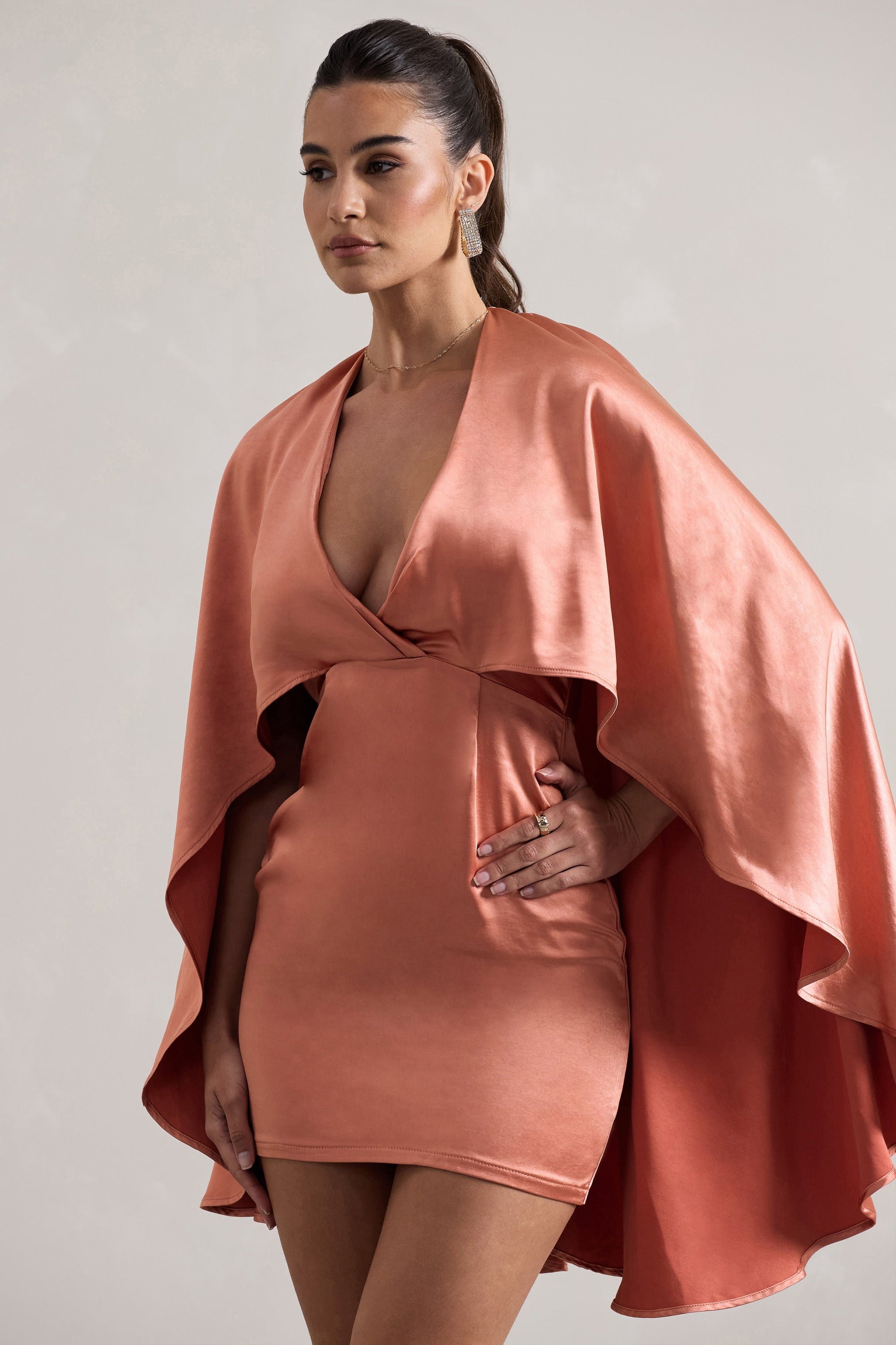 Olsen | Coral Satin Cape-Minikleid mit tiefem Ausschnitt