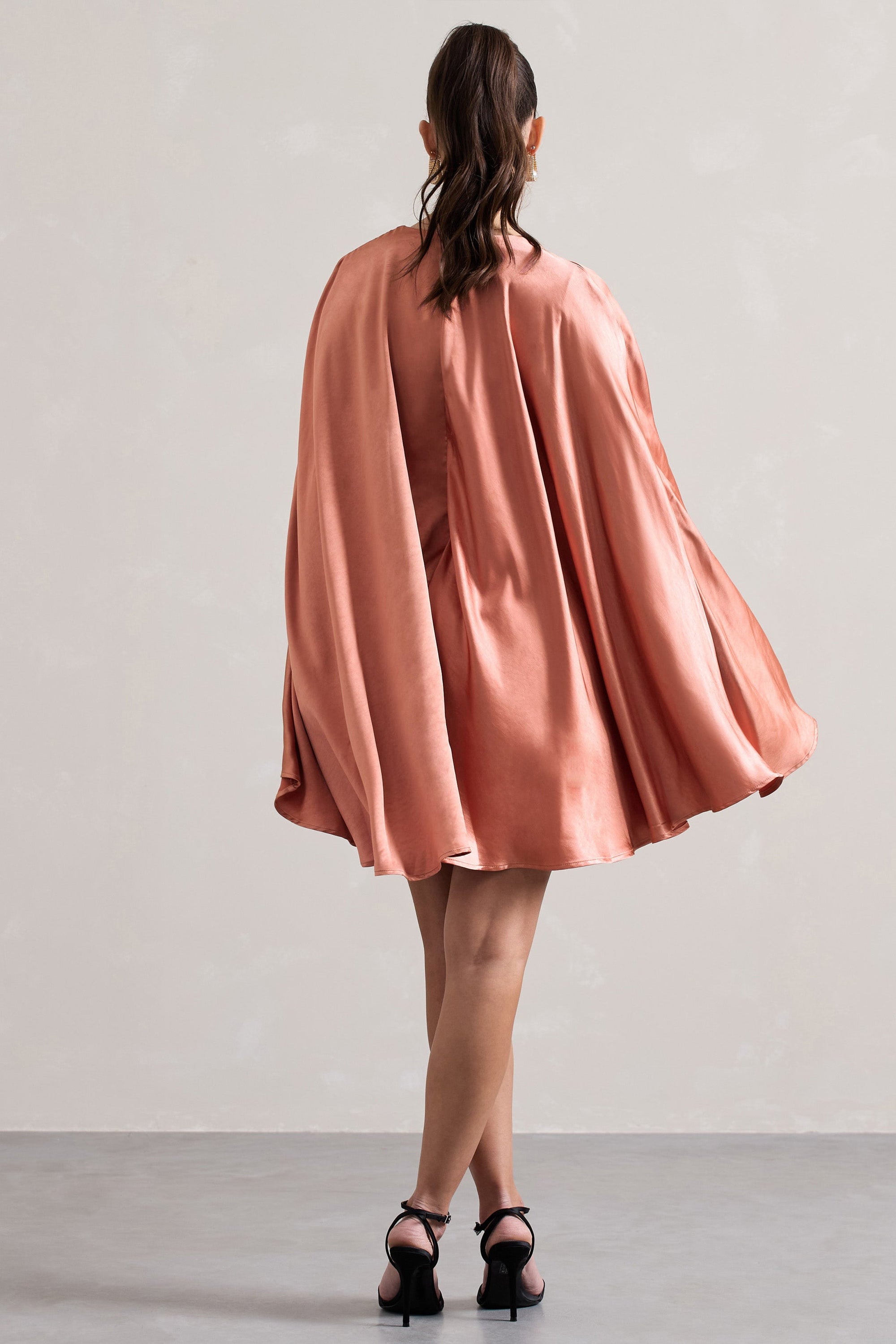 Olsen | Coral Satin Cape-Minikleid mit tiefem Ausschnitt