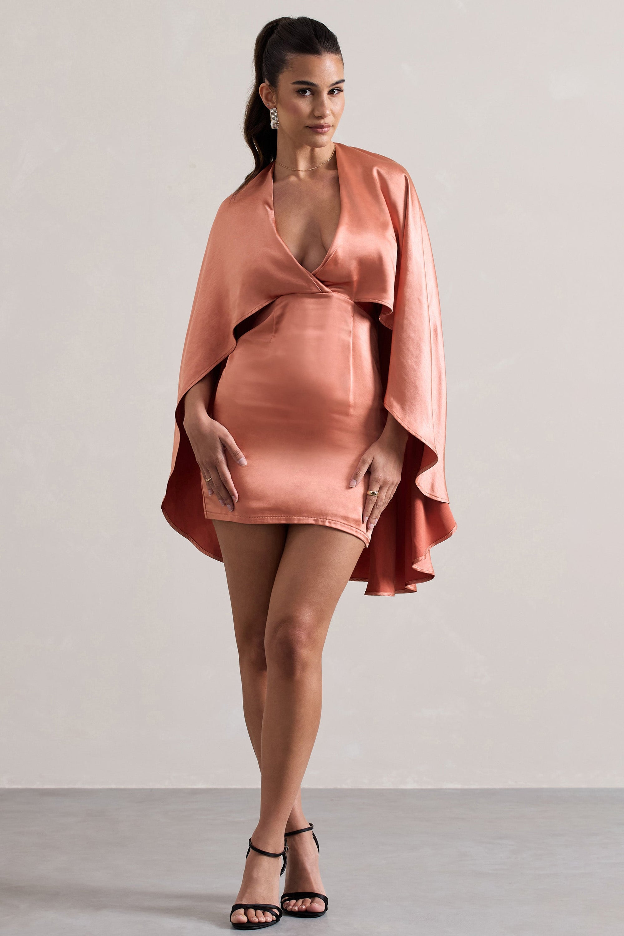 Olsen | Coral Satin Cape-Minikleid mit tiefem Ausschnitt