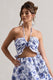 Roam | Geblümtes Crop-Top mit Halterneck und V-Ausschnitt