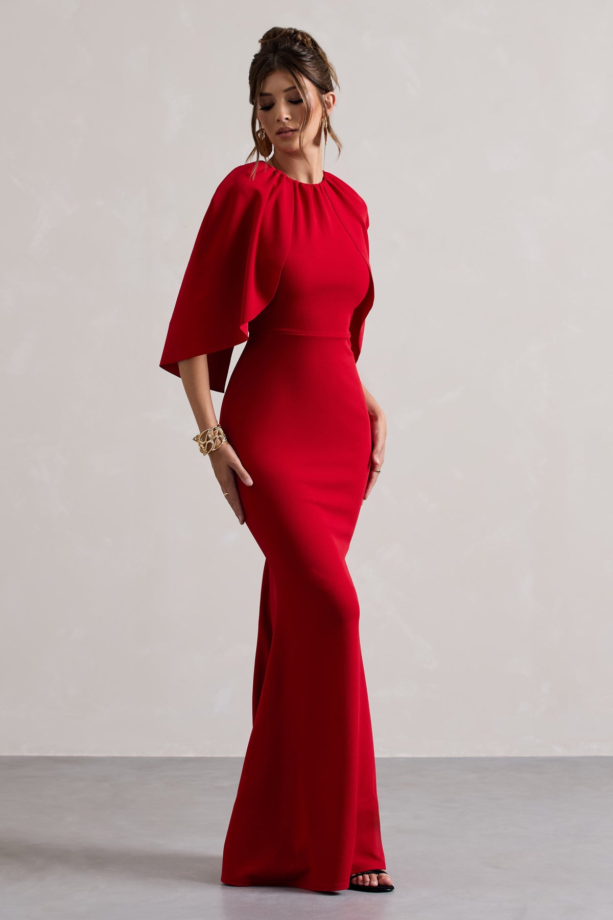 Kianne | Rotes drapiertes Maxikleid mit kurzen Ärmeln