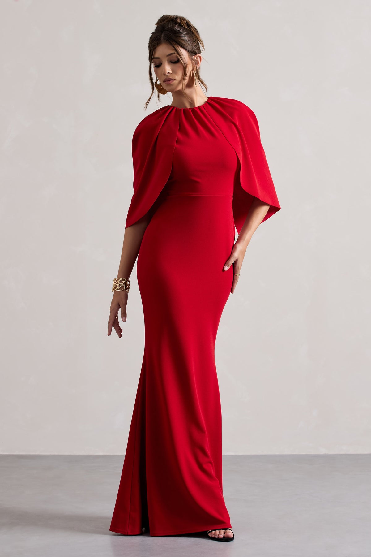 Kianne | Rotes drapiertes Maxikleid mit kurzen Ärmeln