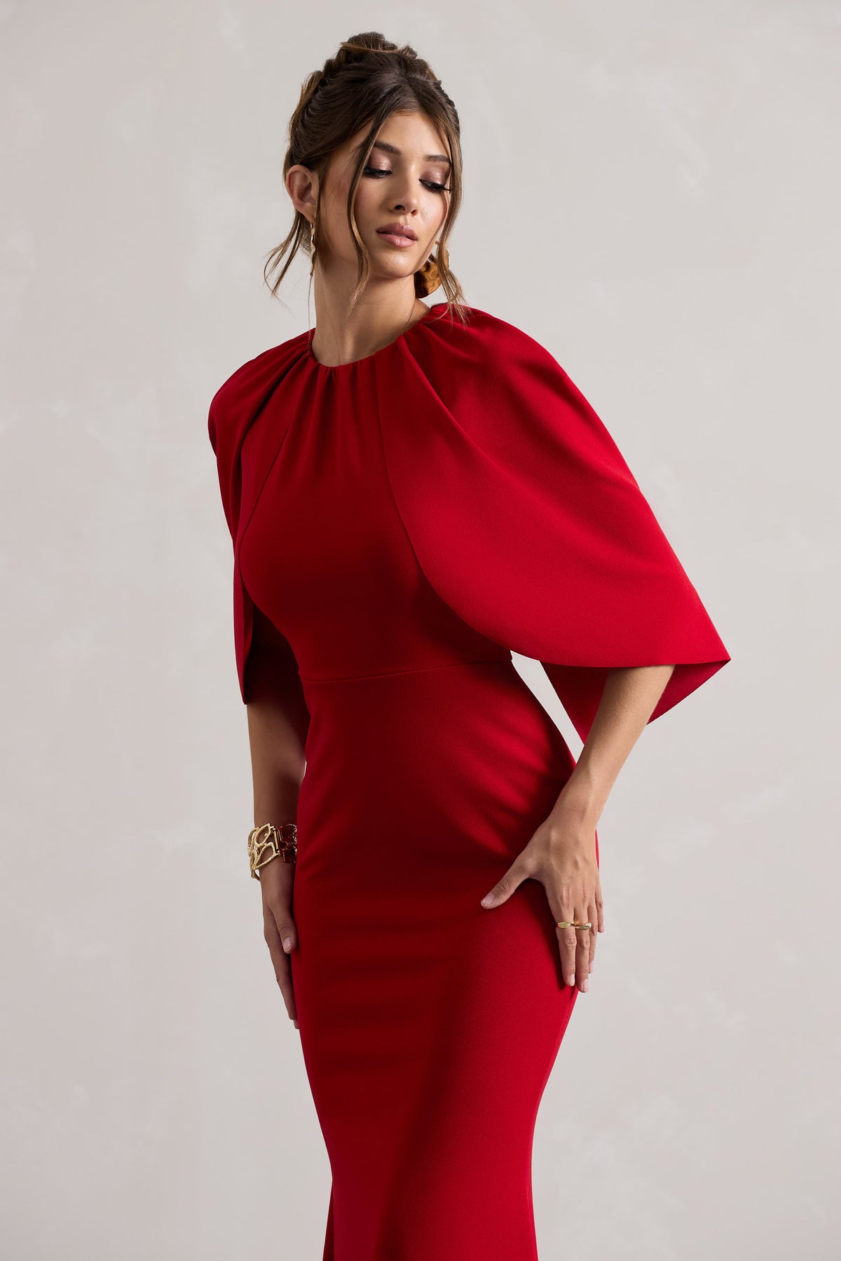 Kianne | Rotes drapiertes Maxikleid mit kurzen Ärmeln
