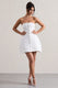 Anniston | Weißes, tailliertes Bandeau-Minikleid mit Knöpfen