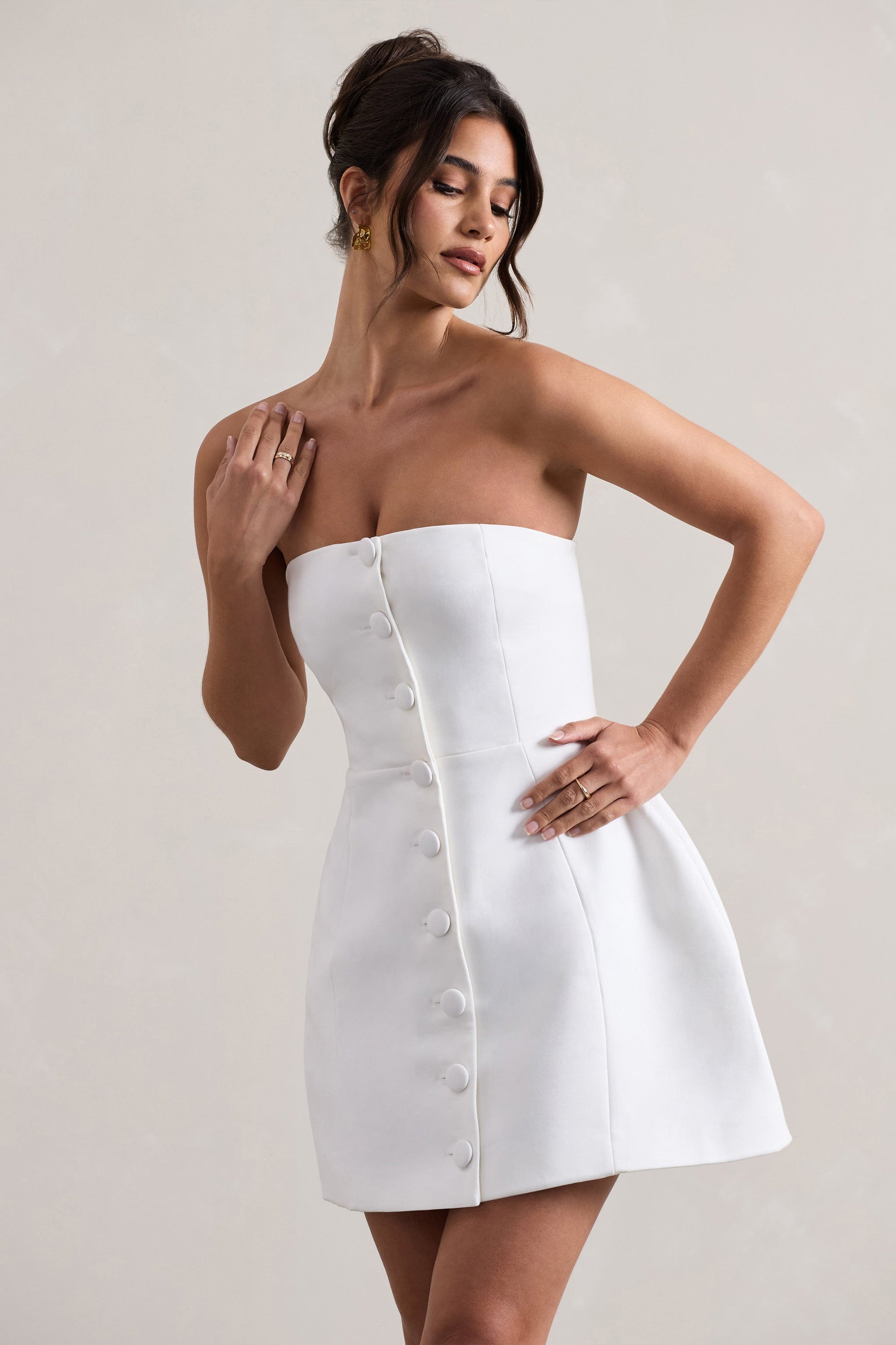 Anniston | Weißes, tailliertes Bandeau-Minikleid mit Knöpfen