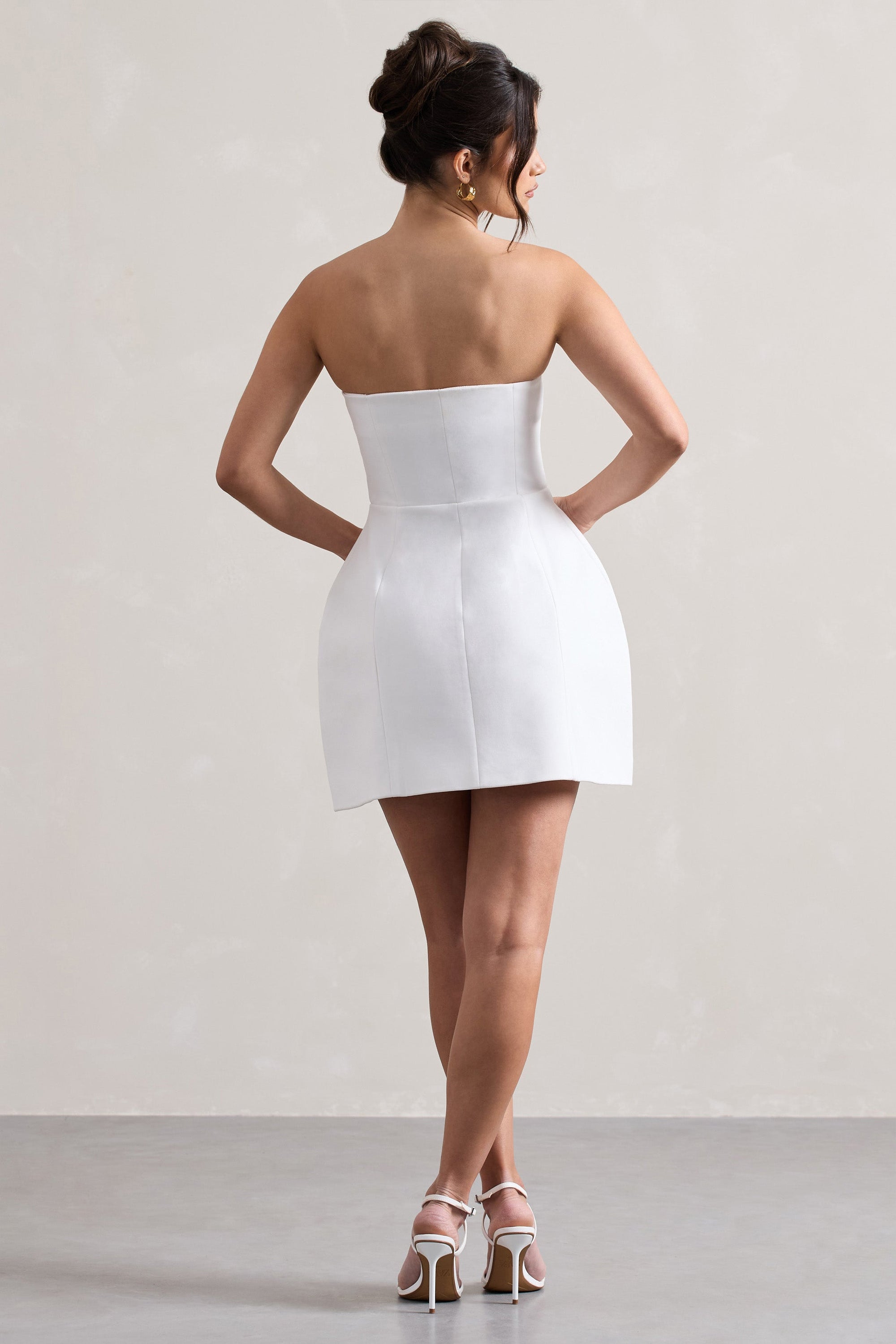 Anniston | Weißes, tailliertes Bandeau-Minikleid mit Knöpfen