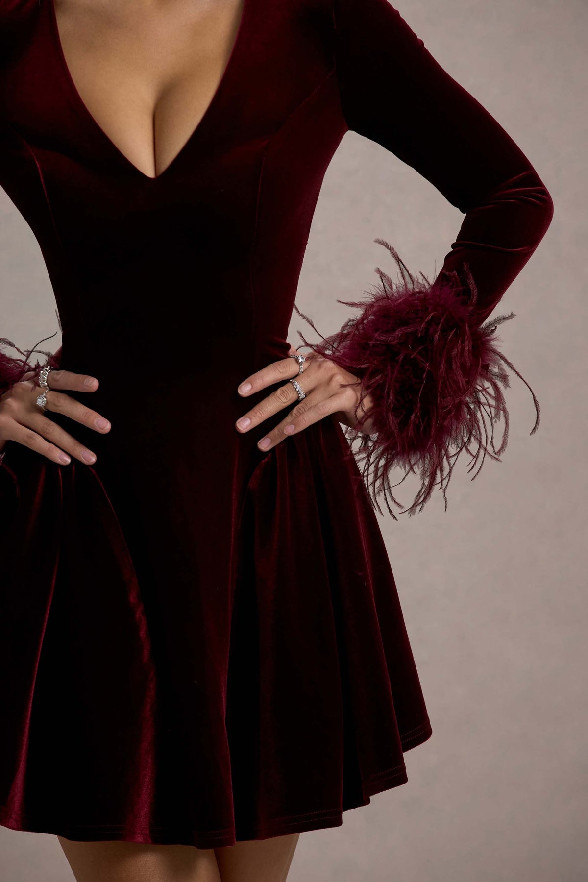 Pasilla | Portweinfarbenes Samt-Minikleid mit tiefem Ausschnitt und Federbesatz