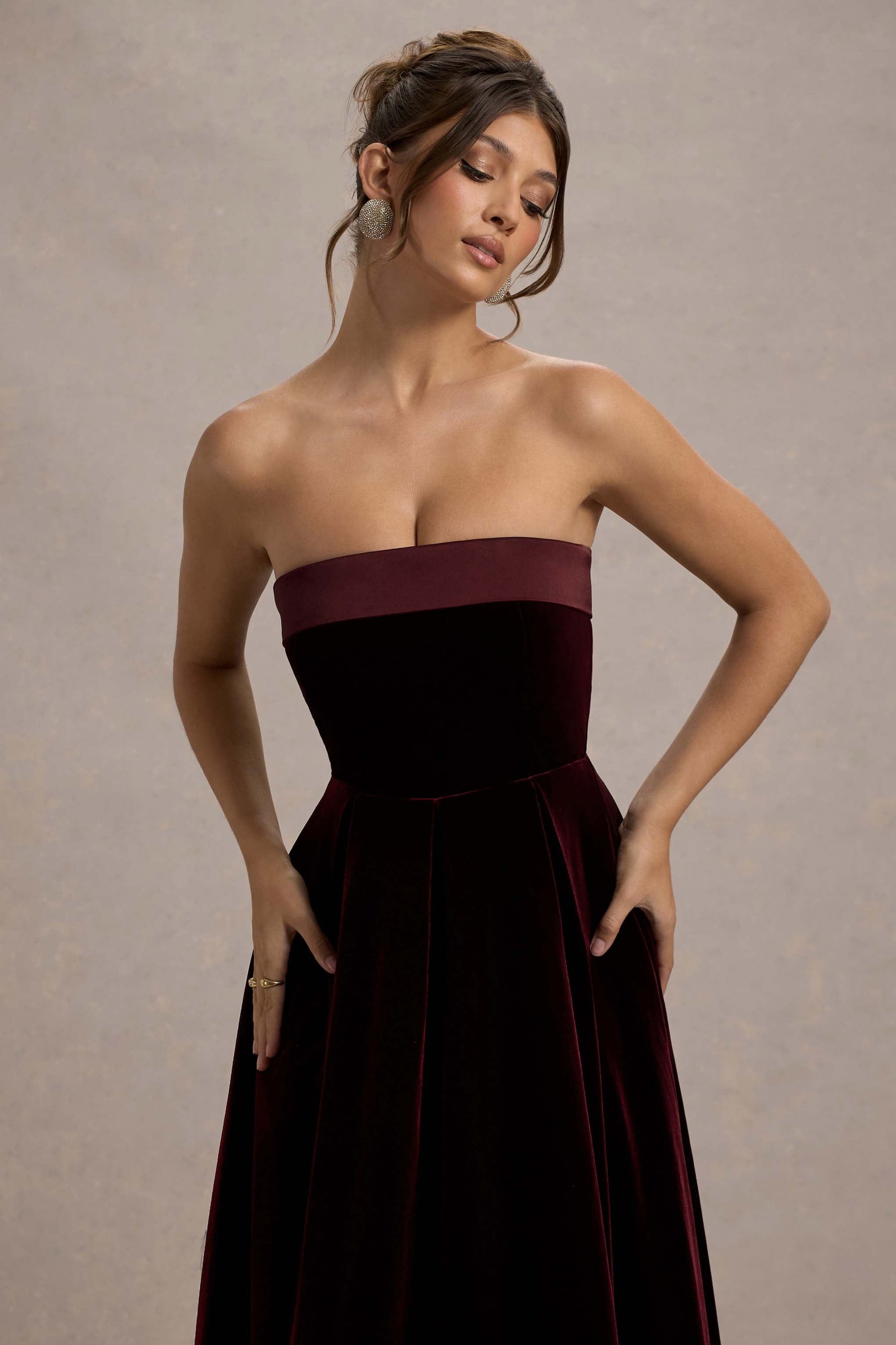 Delray | Portfarbenes Midikleid aus Samt mit Bandeau-Ausschnitt