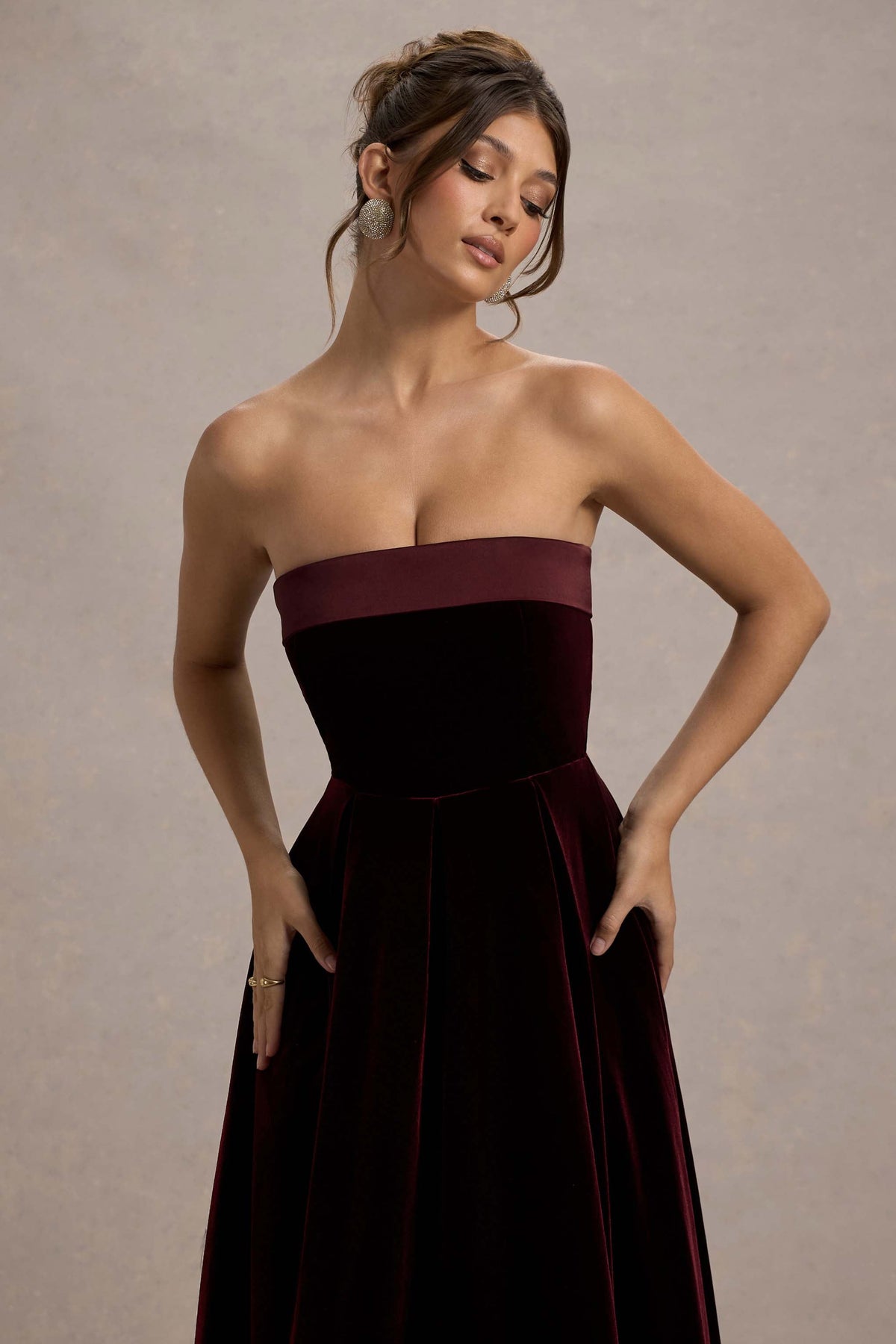 Delray | Portfarbenes Midikleid aus Samt mit Bandeau-Ausschnitt
