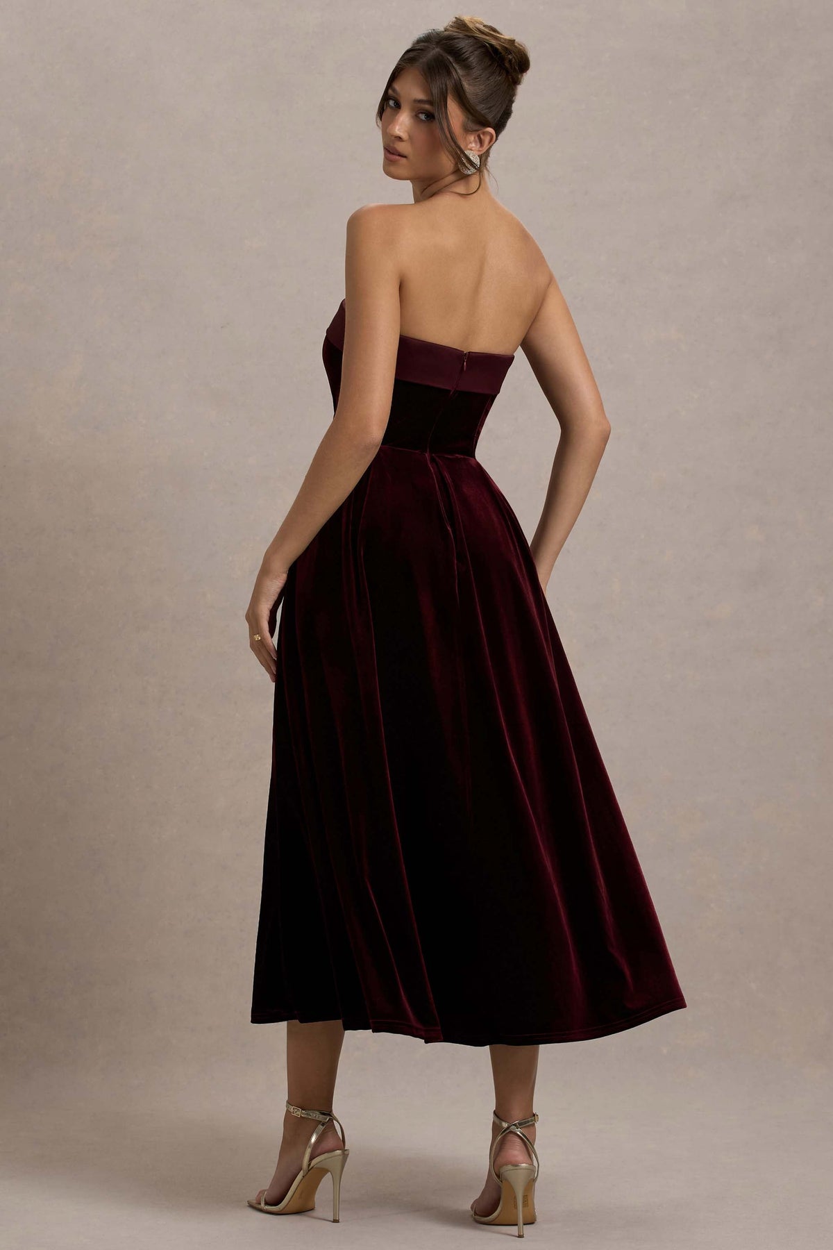 Delray | Portfarbenes Midikleid aus Samt mit Bandeau-Ausschnitt