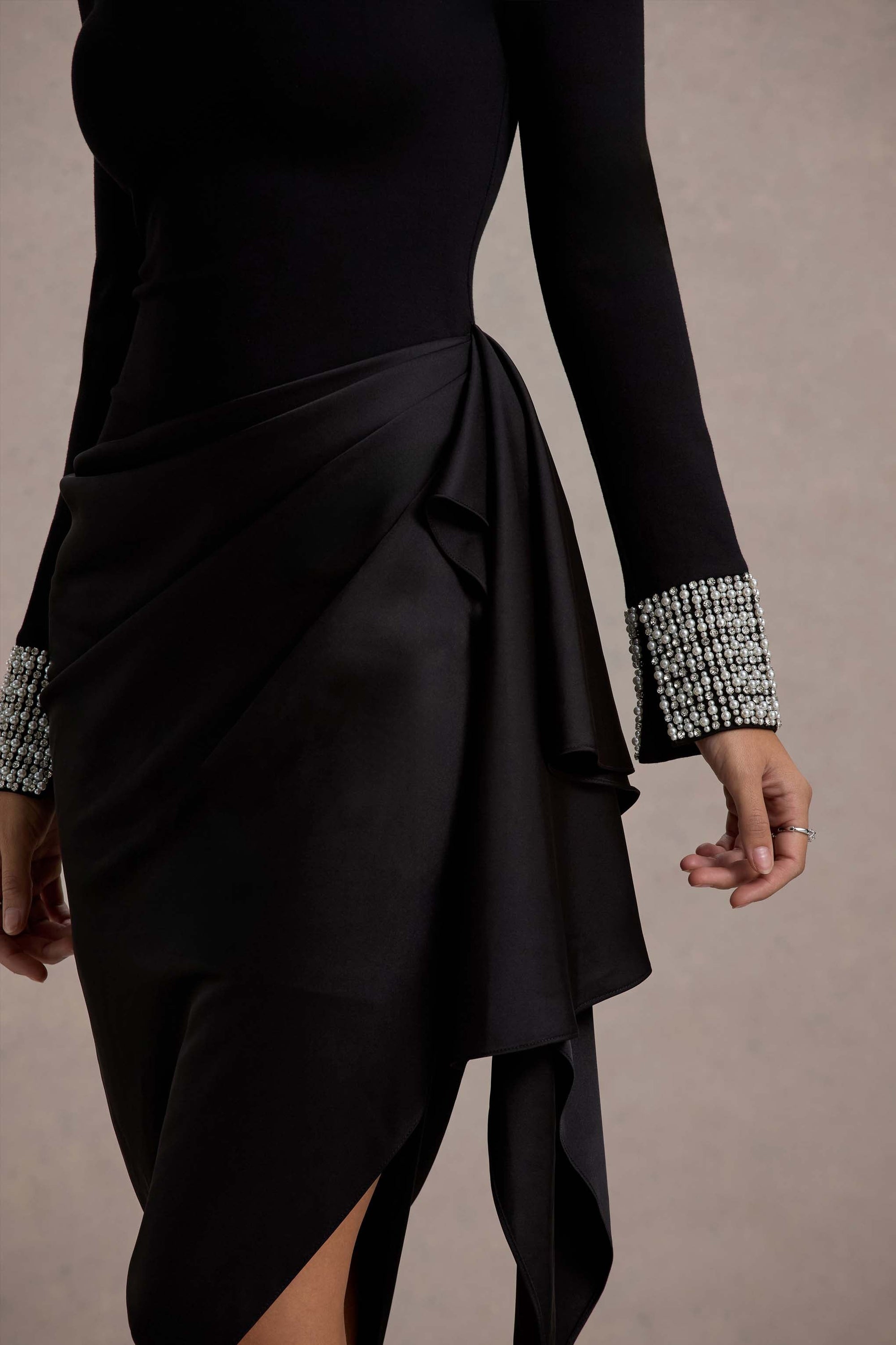Luanna | Schwarzes Satinkleid mit langen Ärmeln und drapiertem Rock in Midi-Länge.