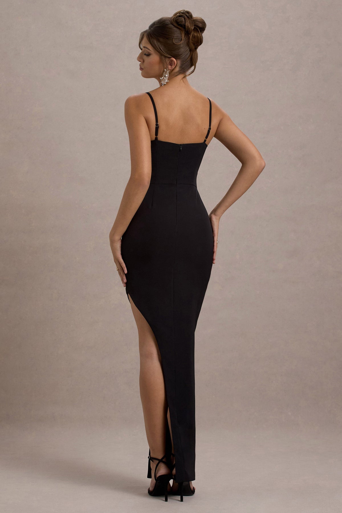 Ignacia | Schwarzes asymmetrisches Maxikleid mit Paillettenverzierung