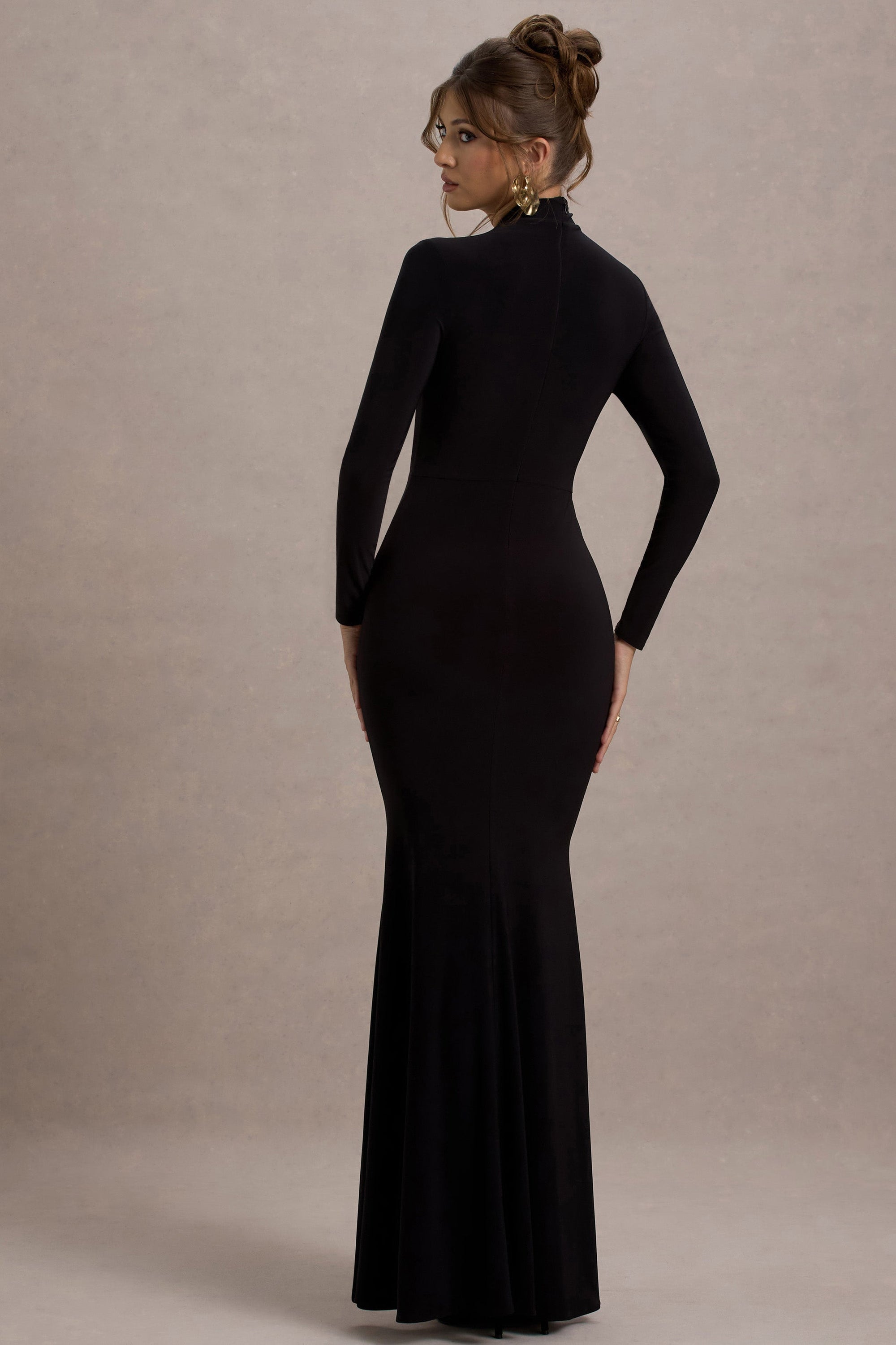 Tova | Schwarzes Maxikleid mit hohem Kragen, langen Ärmeln und Fischschwanz-Design.