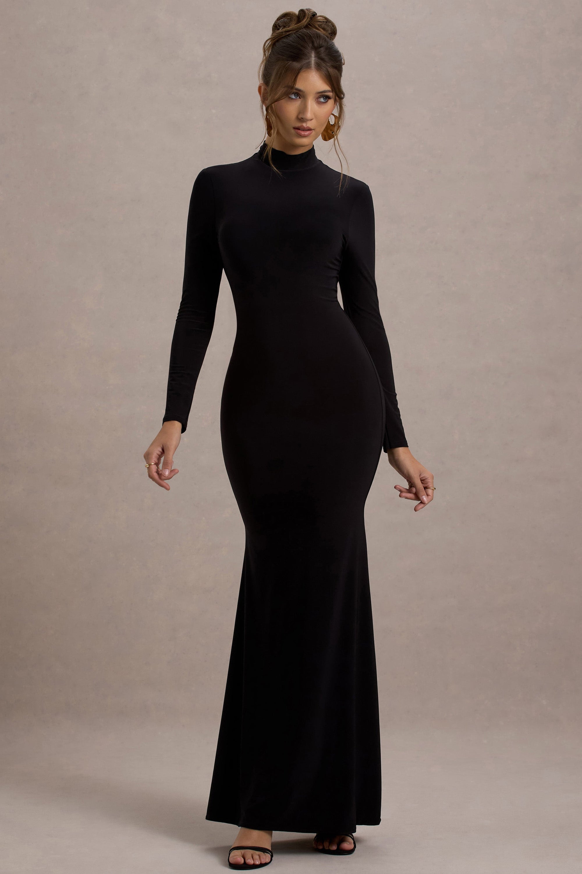 Tova | Schwarzes Maxikleid mit hohem Kragen, langen Ärmeln und Fischschwanz-Design.