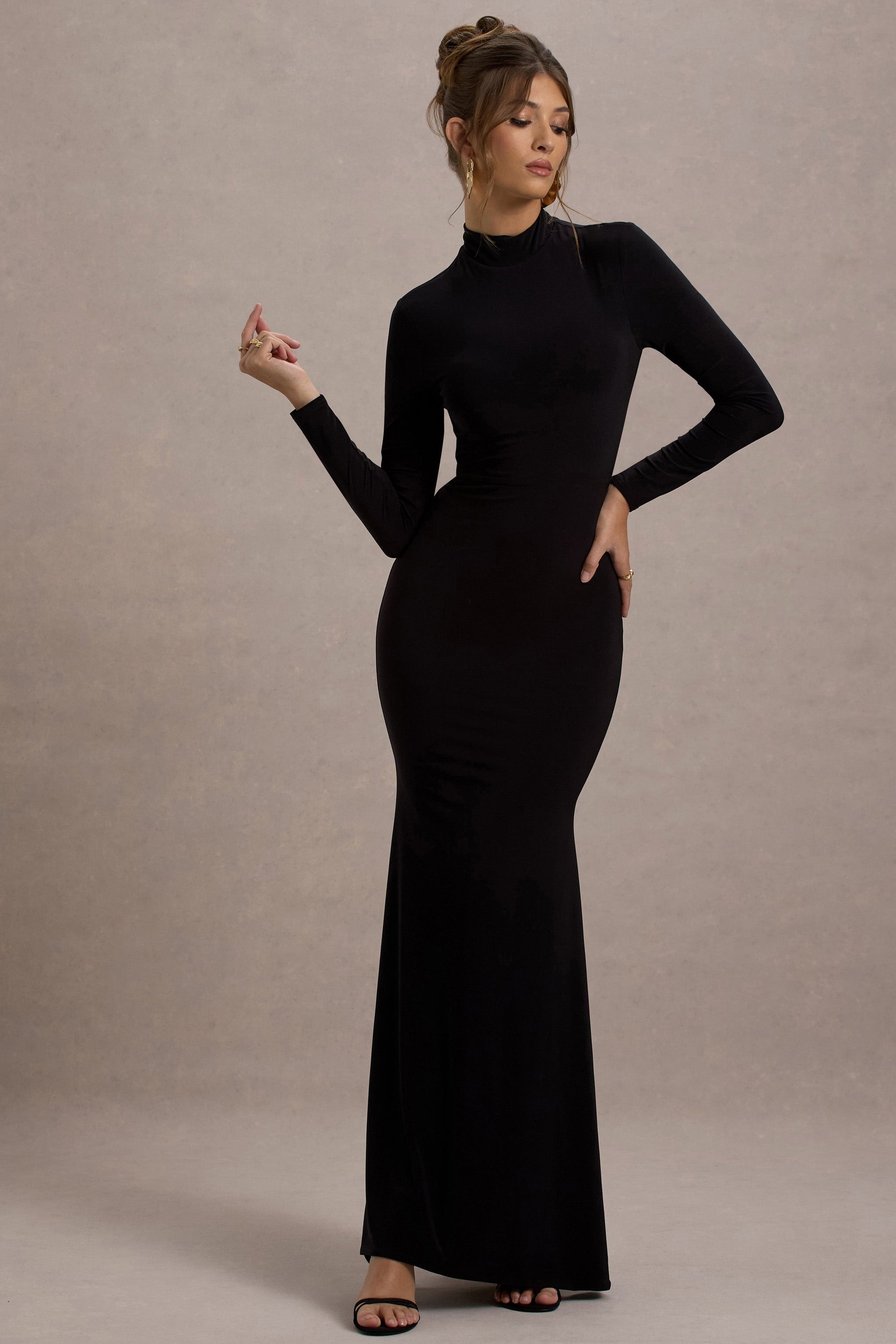 Tova | Schwarzes Maxikleid mit hohem Kragen, langen Ärmeln und Fischschwanz-Design.