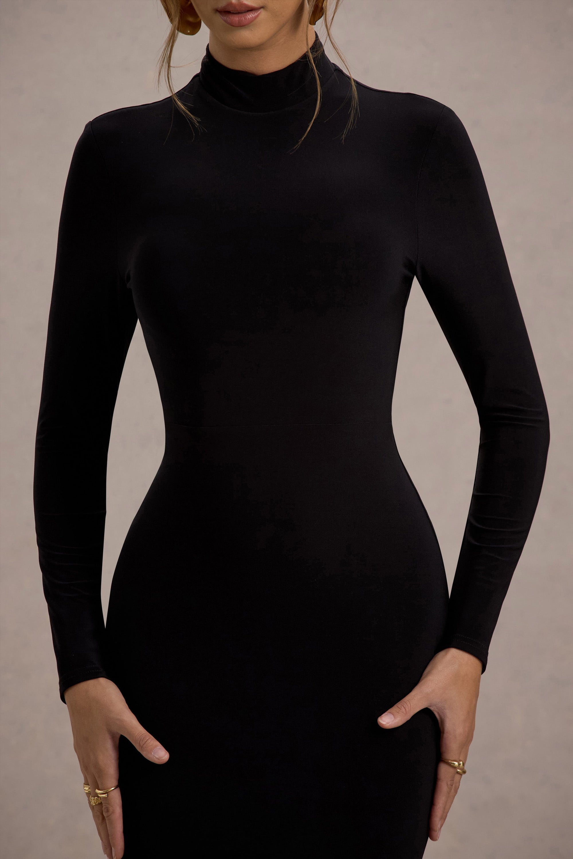Tova | Schwarzes Maxikleid mit hohem Kragen, langen Ärmeln und Fischschwanz-Design.