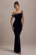 Neeka | Asymmetrisches Maxi-Kleid aus navyblauem Samt mit verdrehten Details