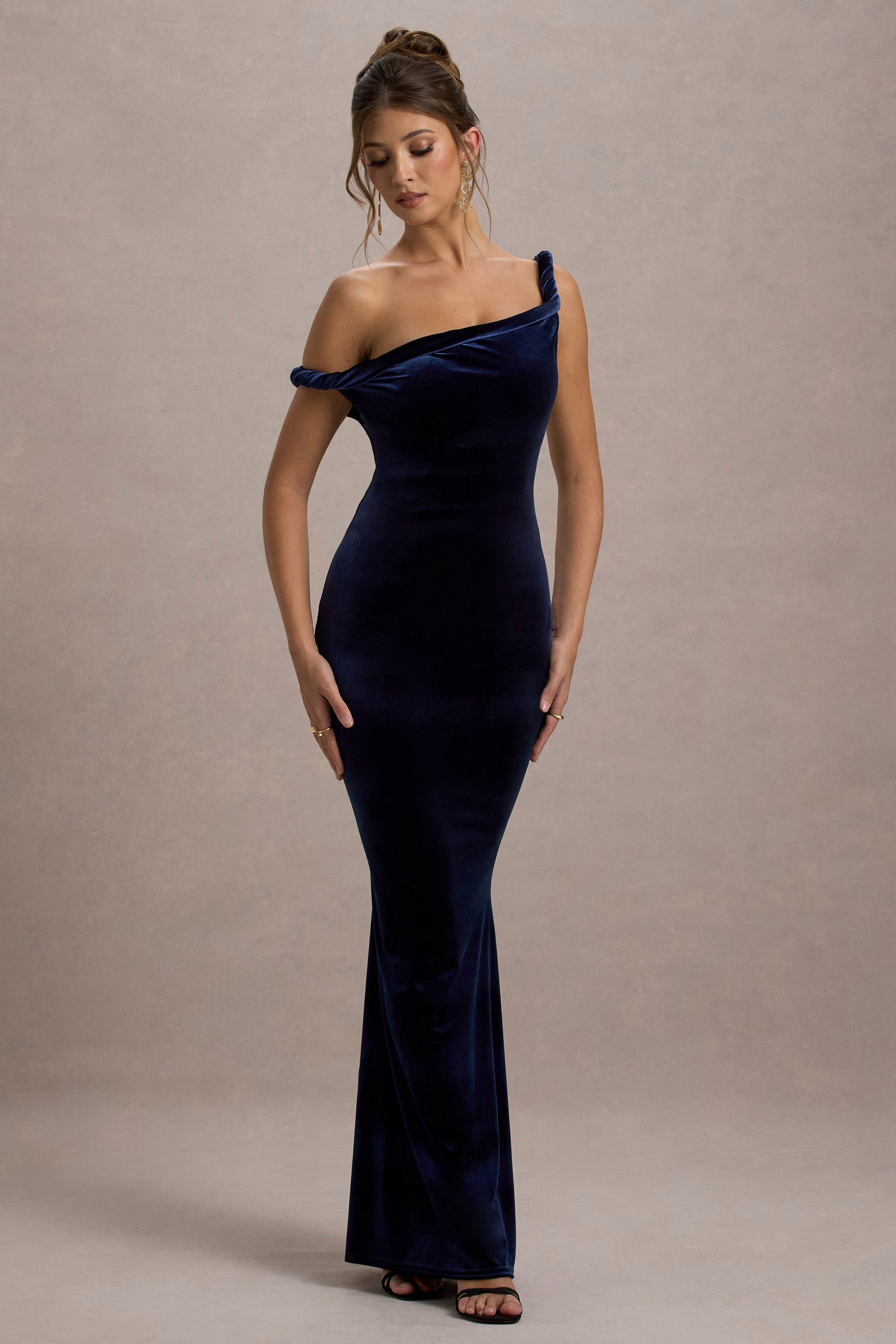 Neeka | Asymmetrisches Maxi-Kleid aus navyblauem Samt mit verdrehten Details