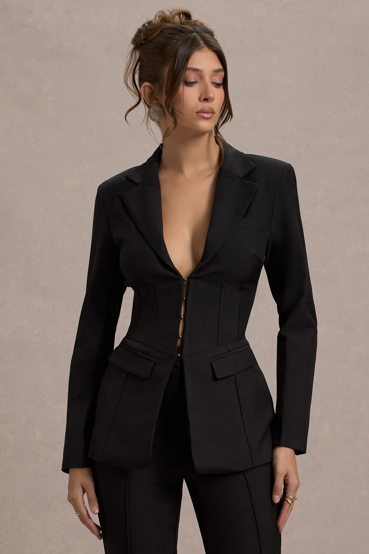 Unbeaten | Schwarzer Blazer mit tiefem Ausschnitt und Korsett-Taille